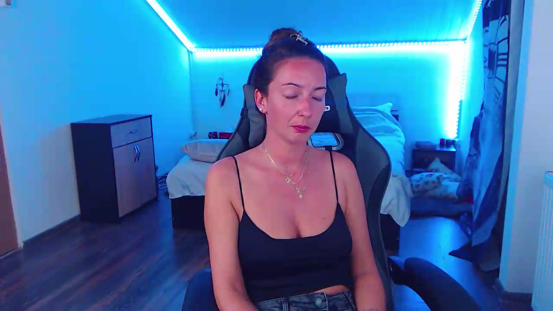 Gallery image thumbnail from SlimCurly's myfreecams stream on, 05/27/2026, 22:31 image 5 of 20