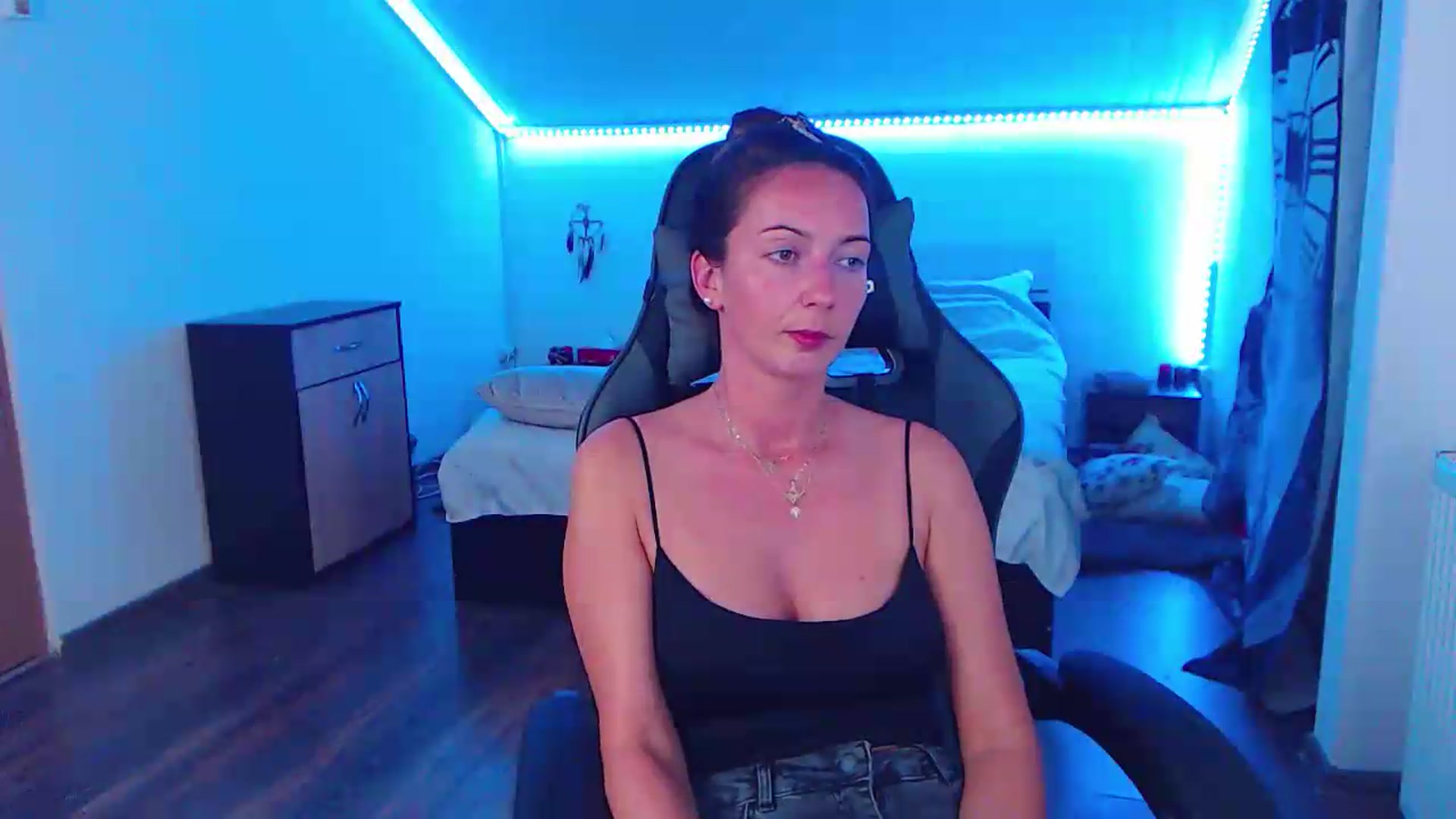 Gallery image thumbnail from SlimCurly's myfreecams stream on, 05/27/2026, 22:31 image 18 of 20