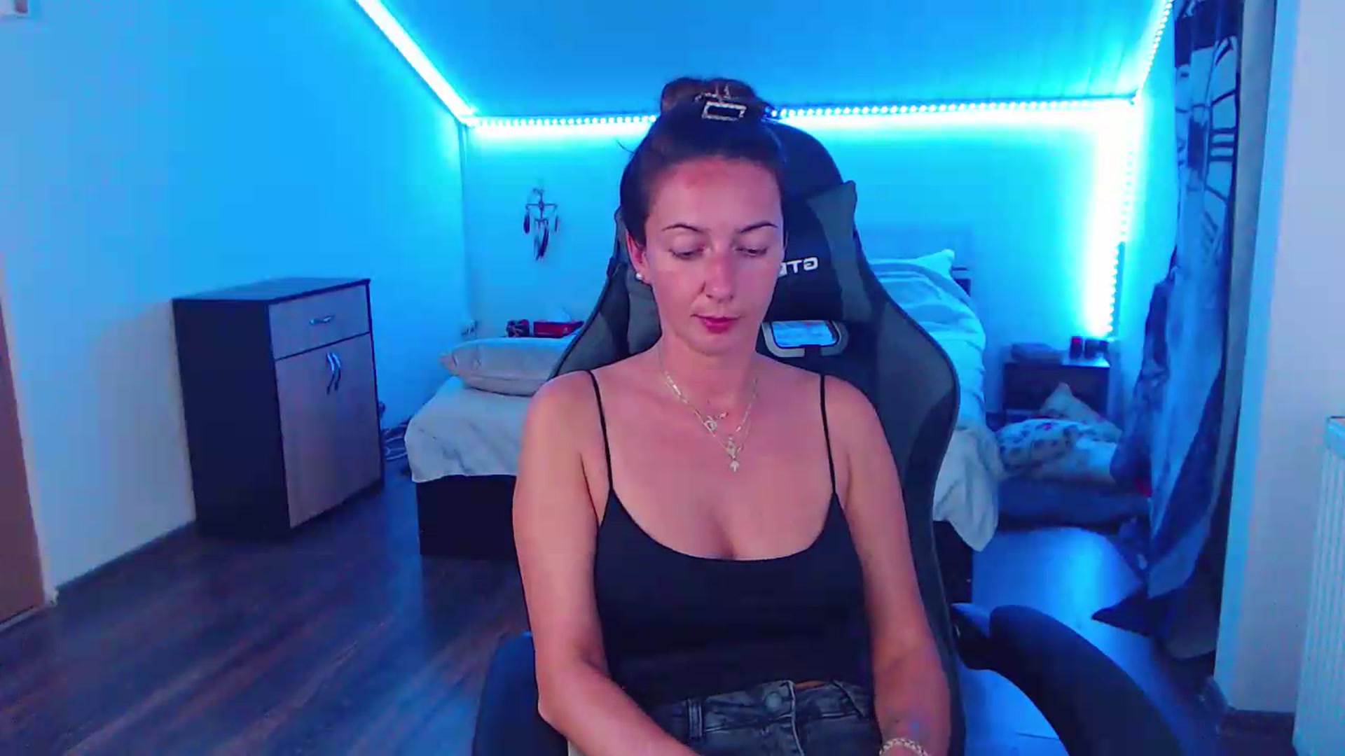 Gallery image thumbnail from SlimCurly's myfreecams stream on, 05/27/2026, 22:31 image 17 of 20