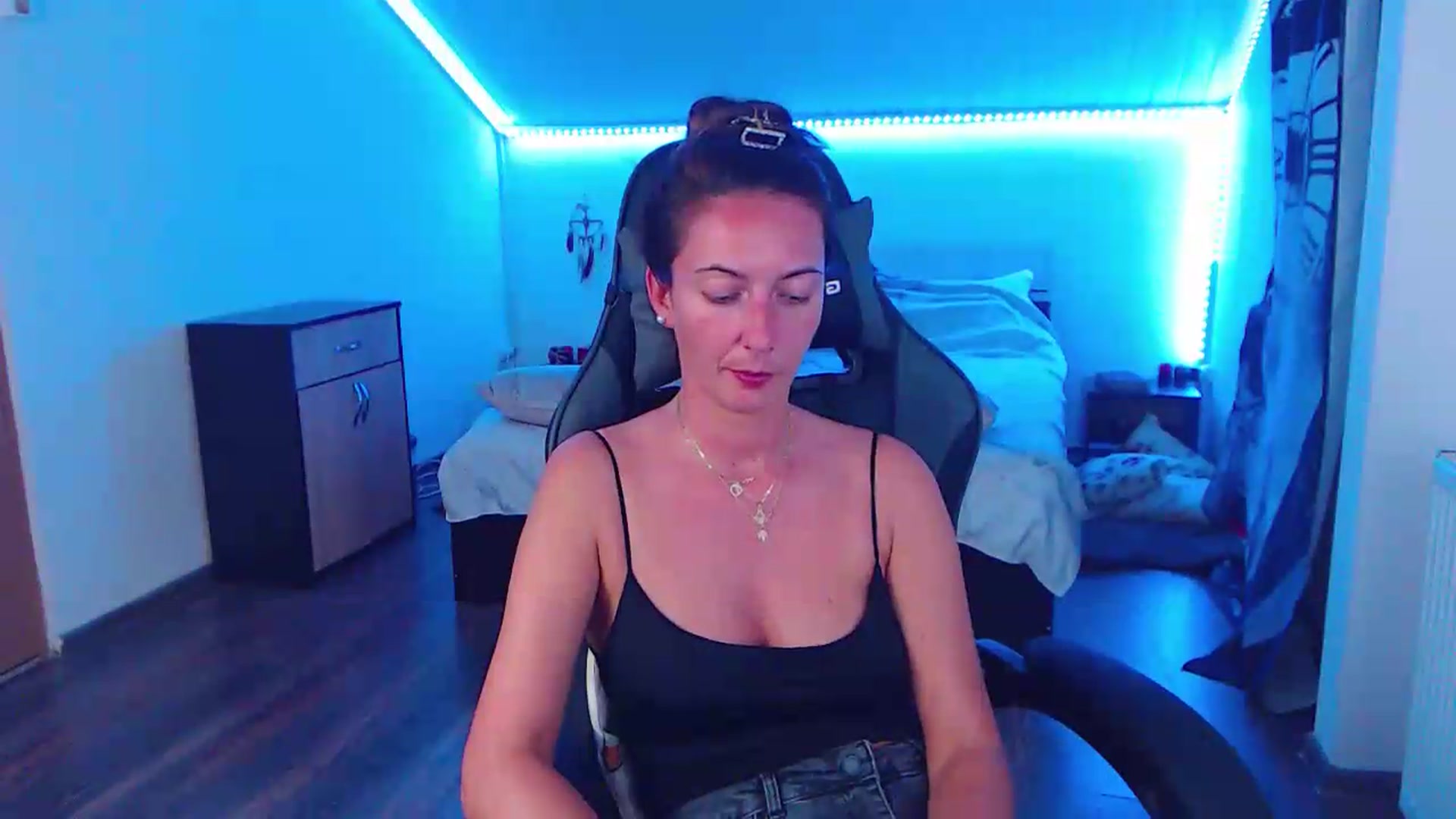 Gallery image thumbnail from SlimCurly's myfreecams stream on, 05/27/2026, 22:31 image 19 of 20