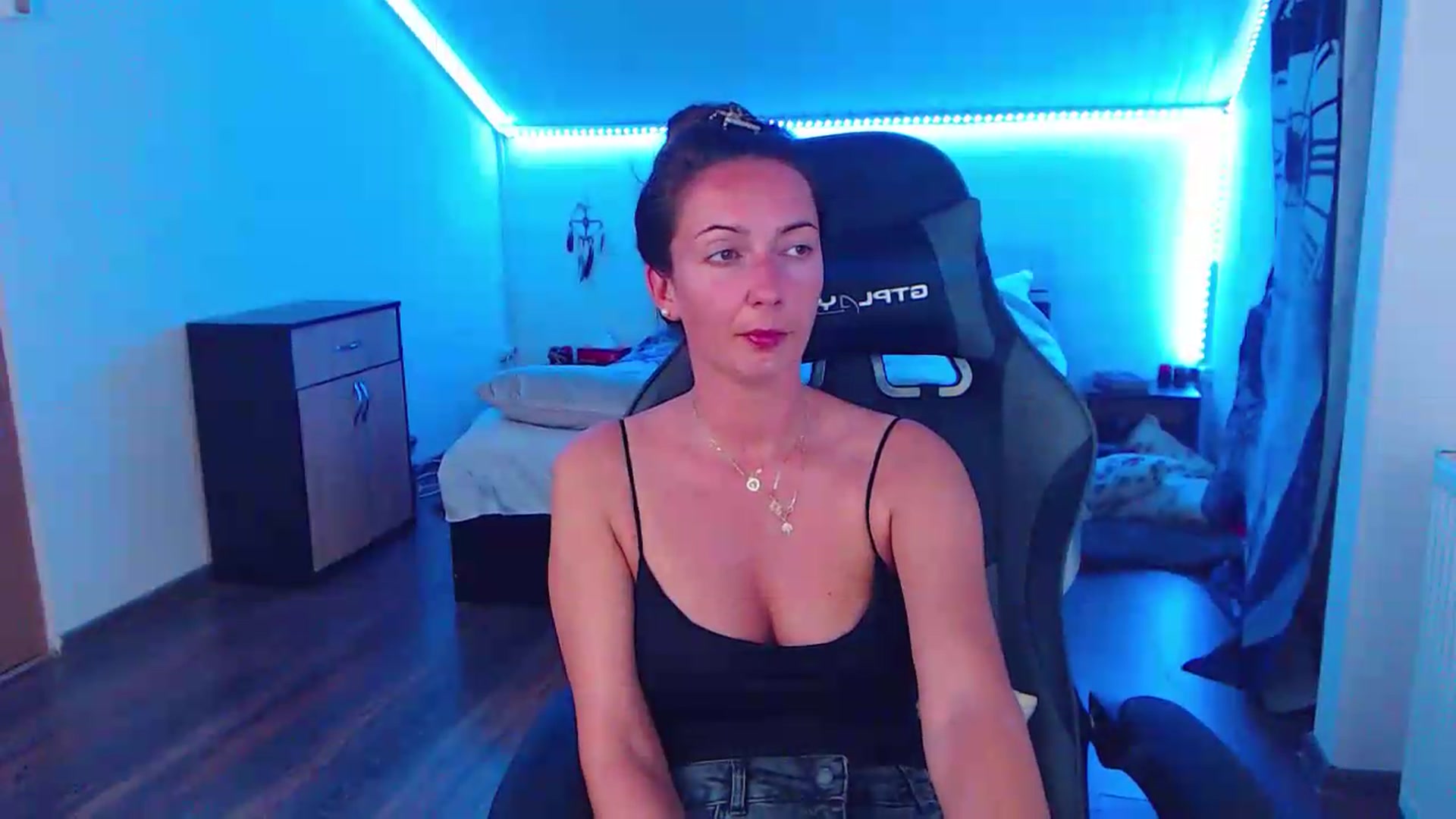 Gallery image thumbnail from SlimCurly's myfreecams stream on, 05/27/2026, 22:31 image 11 of 20