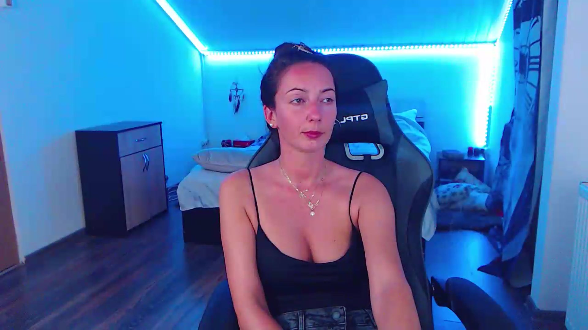 Gallery image thumbnail from SlimCurly's myfreecams stream on, 05/27/2026, 22:31 image 13 of 20