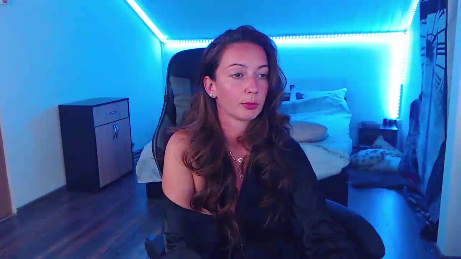 Gallery image thumbnail from SlimCurly's myfreecams stream on, 05/31/2026, 23:20 image 16 of 20