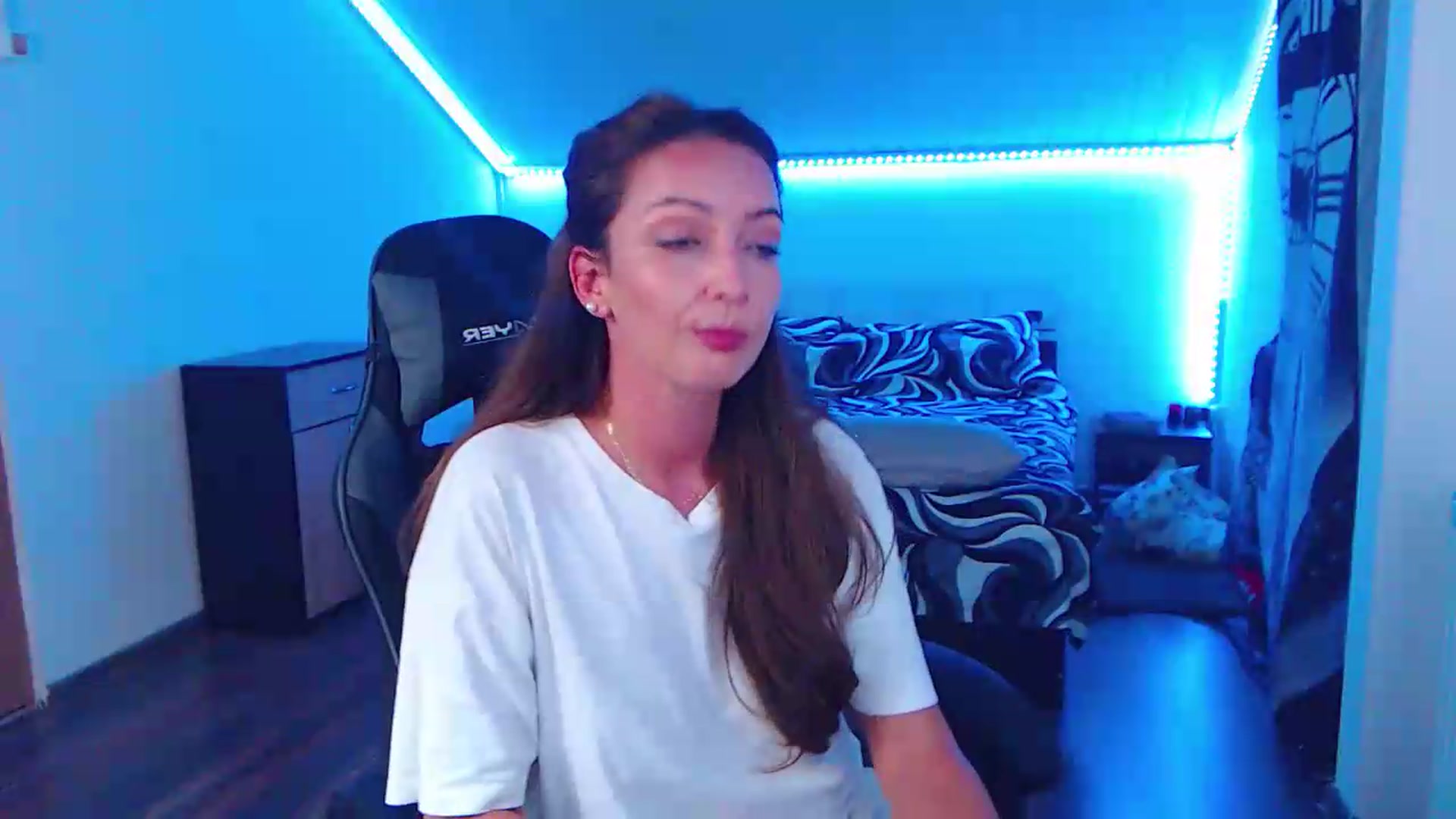 Gallery image thumbnail from SlimCurly's myfreecams stream on, 06/06/2026, 22:28 image 18 of 20