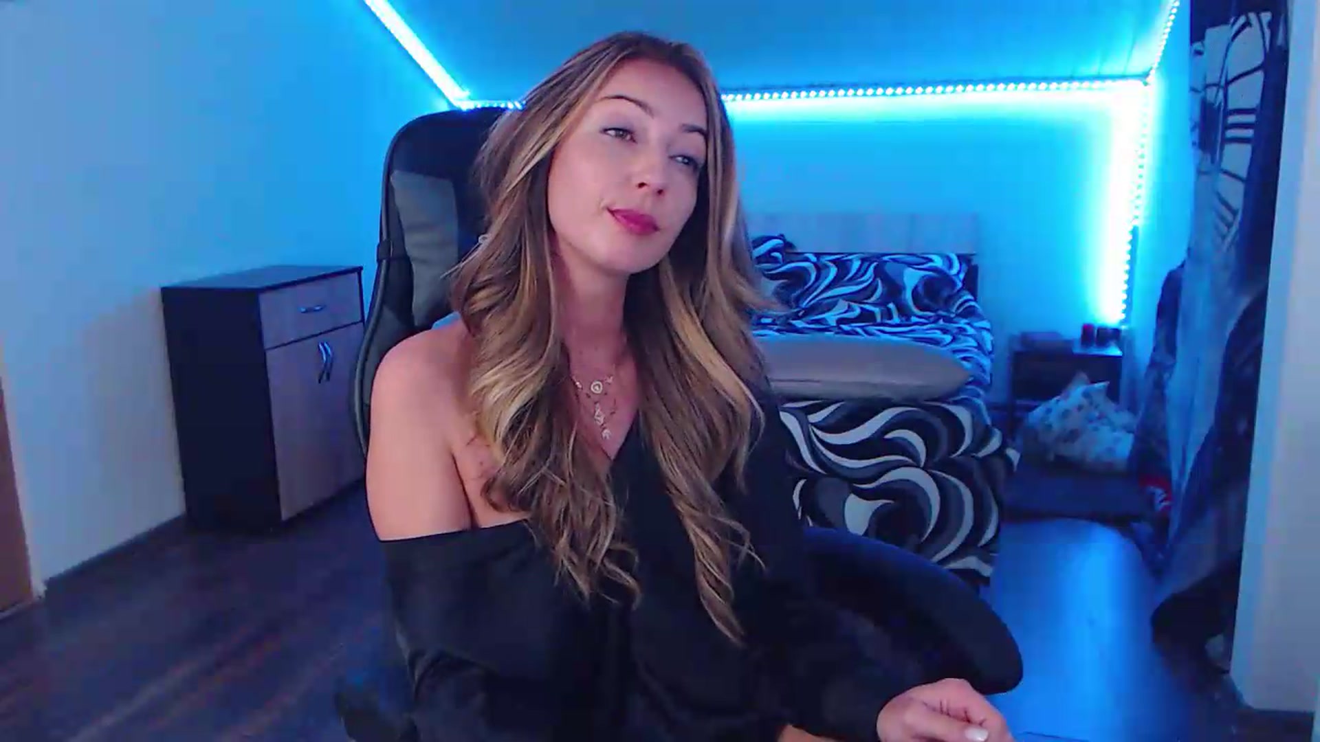 Gallery image thumbnail from SlimCurly's myfreecams stream on, 06/10/2026, 21:48 image 18 of 20