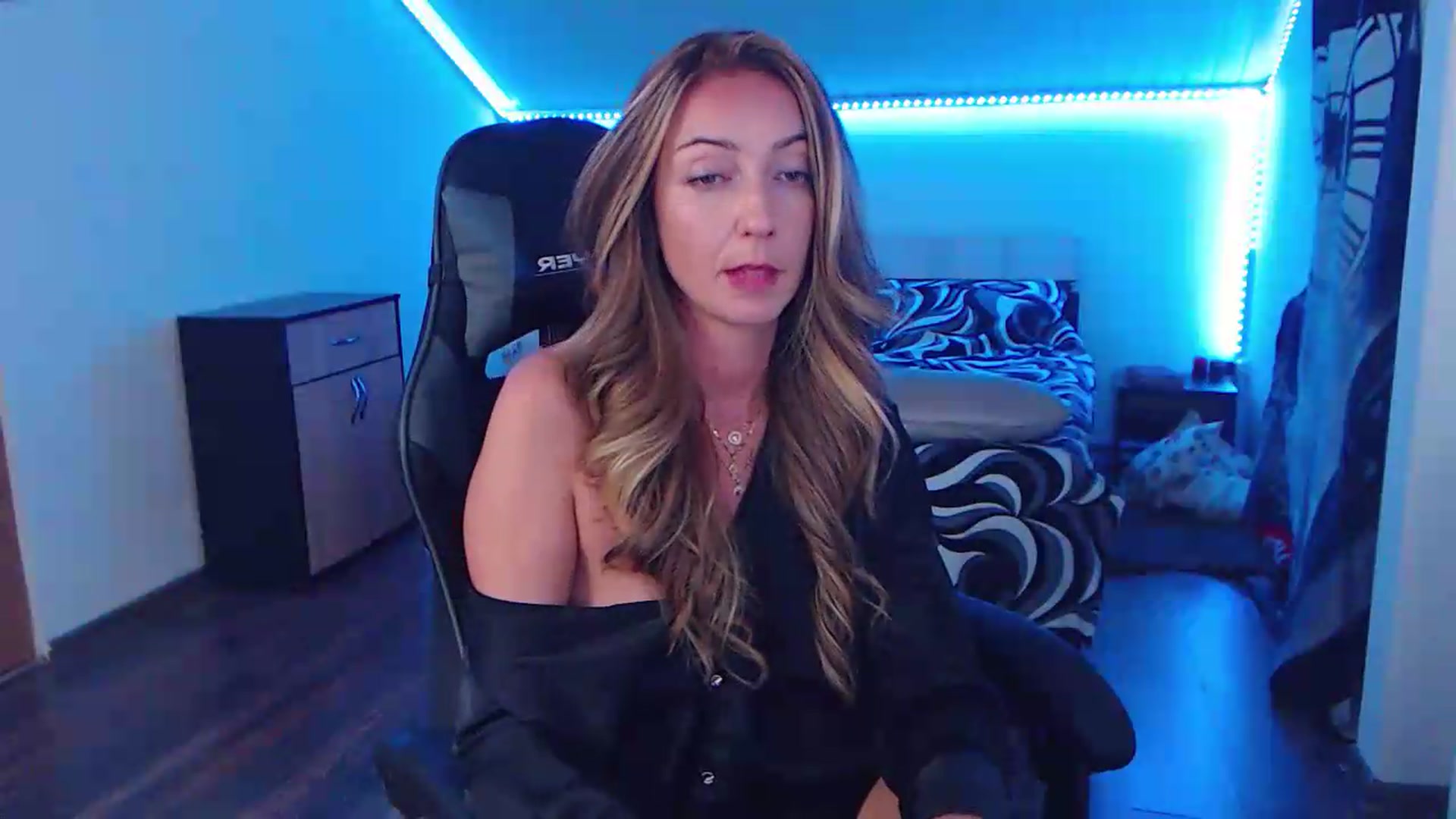 Gallery image thumbnail from SlimCurly's myfreecams stream on, 06/10/2026, 21:48 image 17 of 20