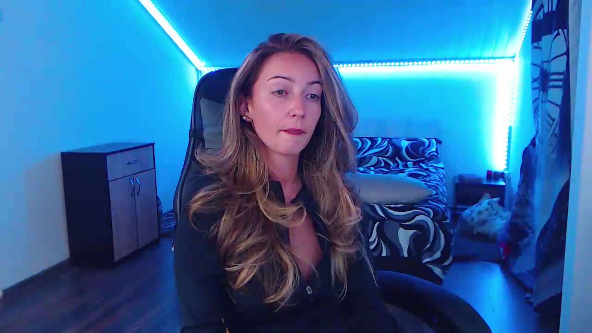 Gallery image thumbnail from SlimCurly's myfreecams stream on, 06/13/2026, 22:01 image 6 of 20