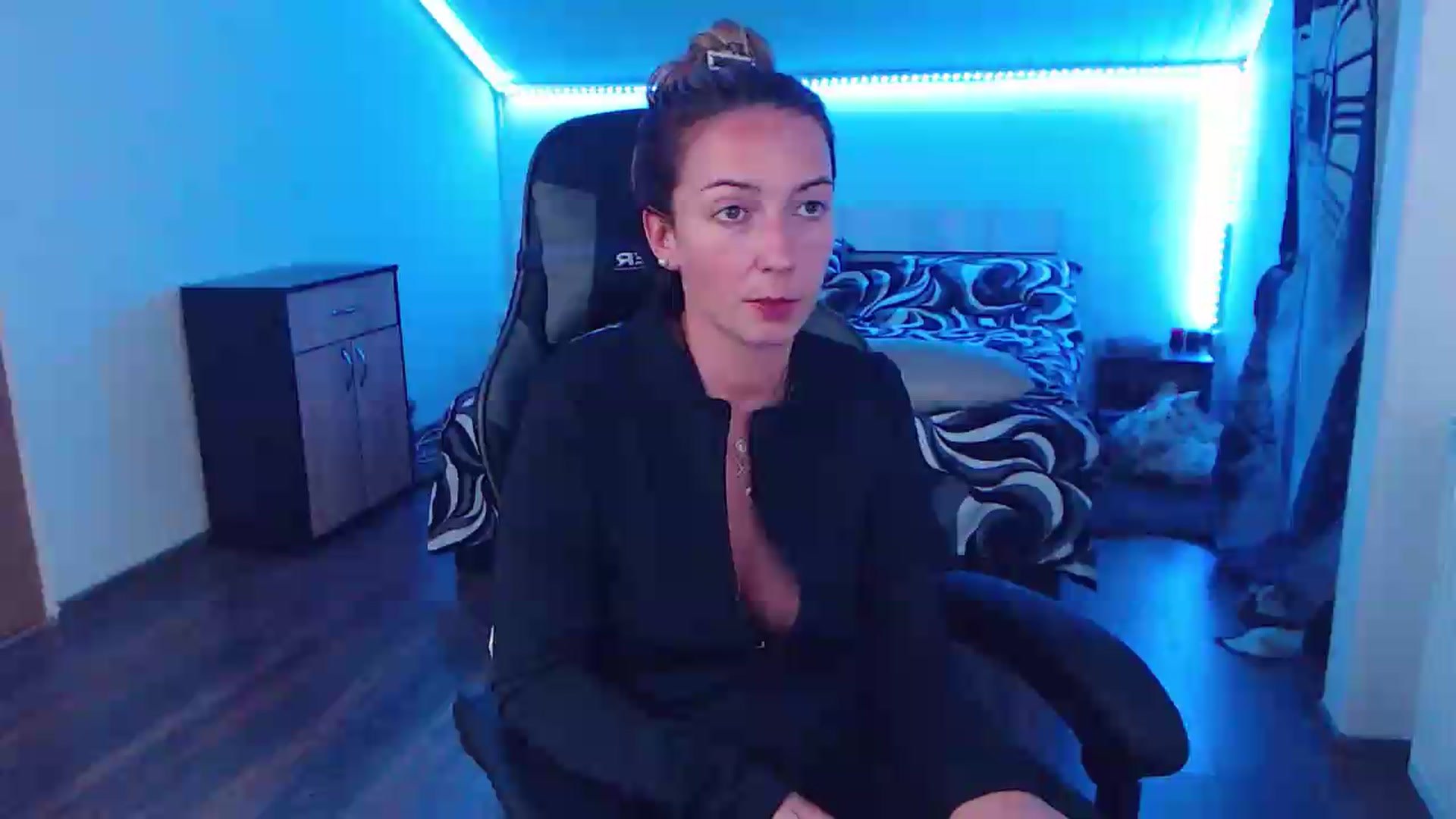 Gallery image thumbnail from SlimCurly's myfreecams stream on, 06/19/2026, 23:31 image 17 of 20