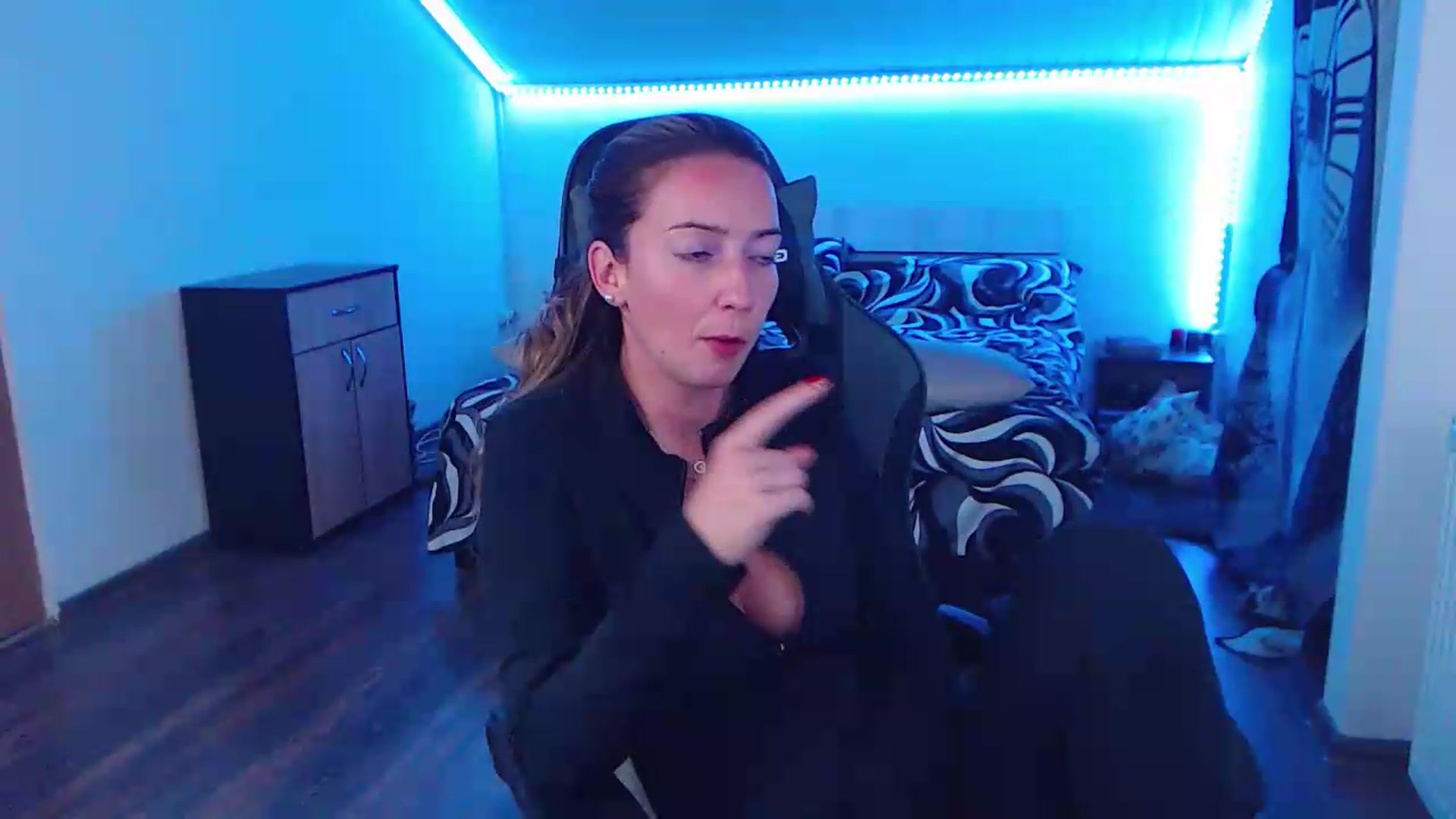 Gallery image thumbnail from SlimCurly's myfreecams stream on, 06/19/2026, 23:31 image 5 of 20