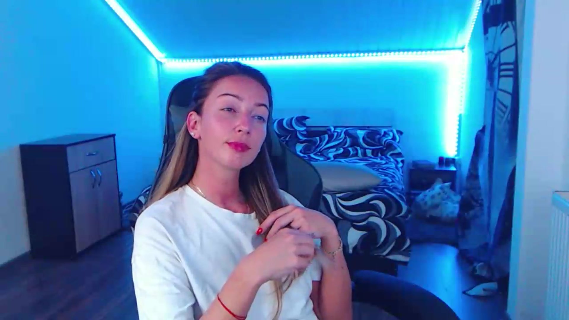 Gallery image thumbnail from SlimCurly's myfreecams stream on, 06/20/2026, 22:20 image 16 of 20