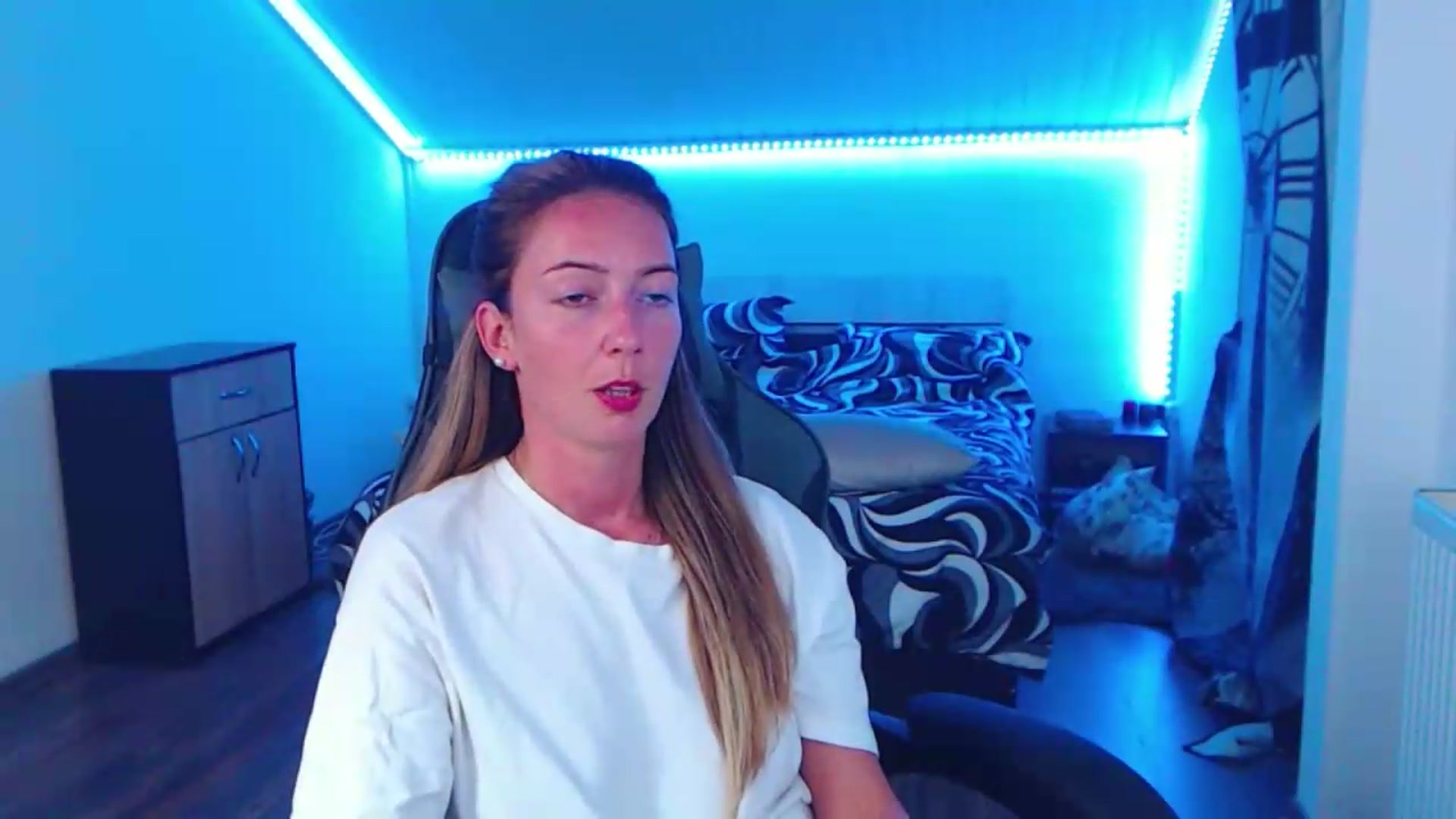Gallery image thumbnail from SlimCurly's myfreecams stream on, 06/20/2026, 22:20 image 17 of 20