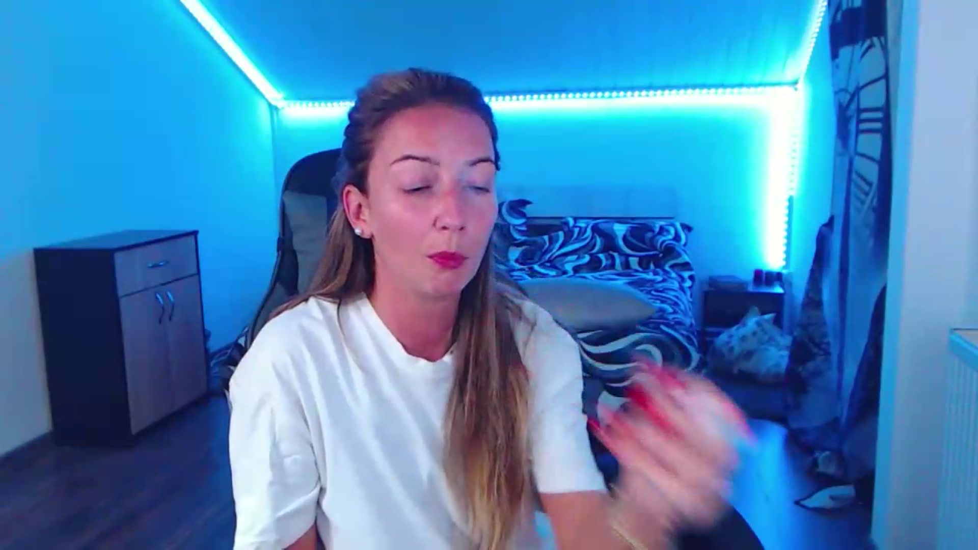 Gallery image thumbnail from SlimCurly's myfreecams stream on, 06/20/2026, 22:20 image 6 of 20