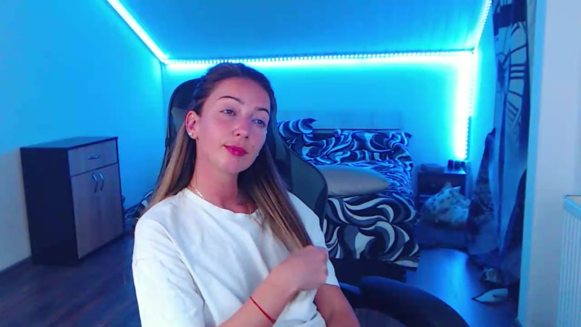 Gallery image thumbnail from SlimCurly's myfreecams stream on, 06/20/2026, 22:20 image 15 of 20