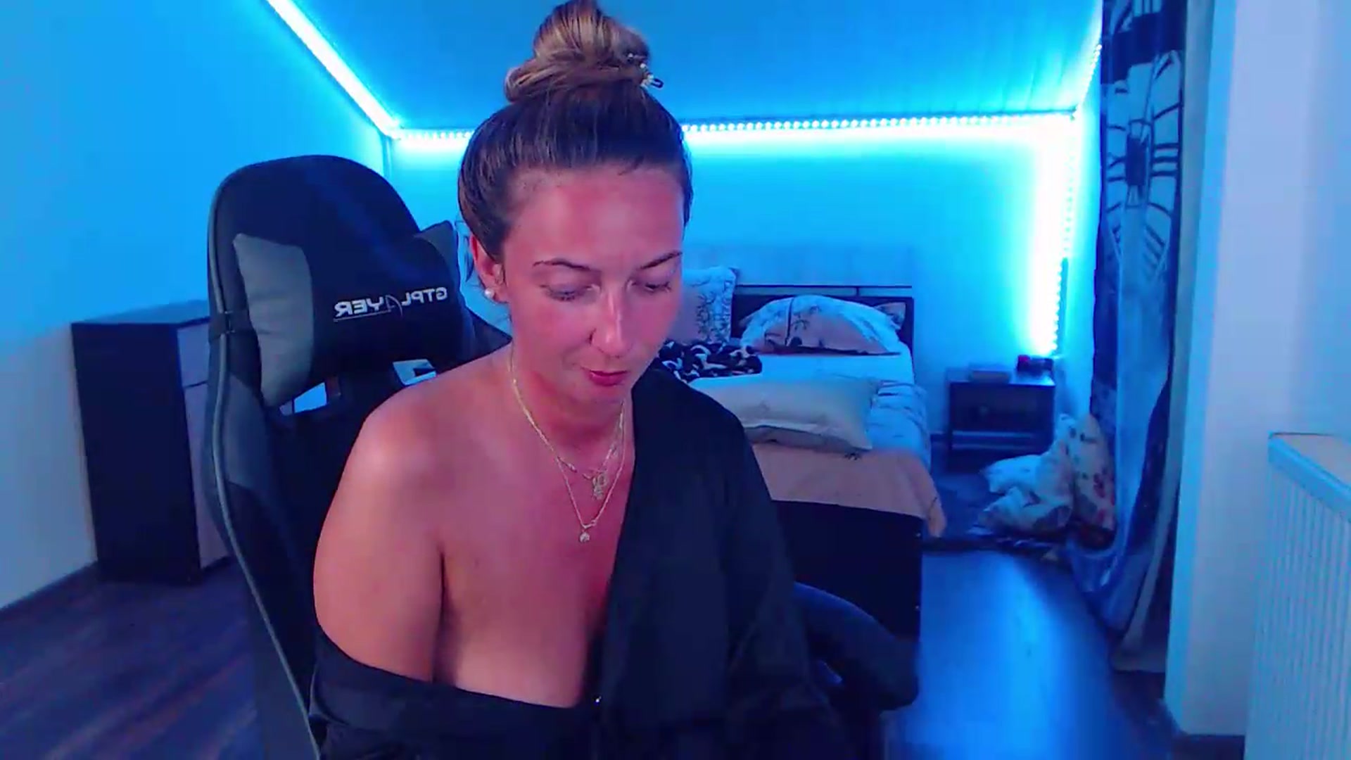 Gallery image thumbnail from SlimCurly's myfreecams stream on, 08/11/2026, 22:09 image 15 of 20