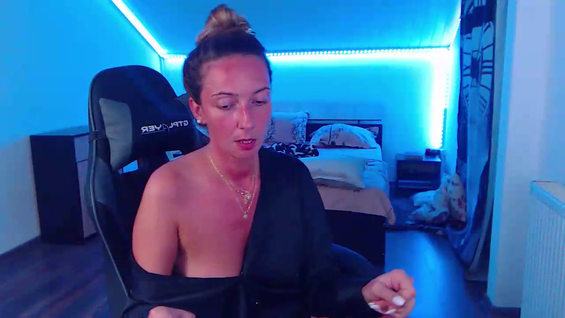 Gallery image thumbnail from SlimCurly's myfreecams stream on, 08/11/2026, 22:09 image 18 of 20