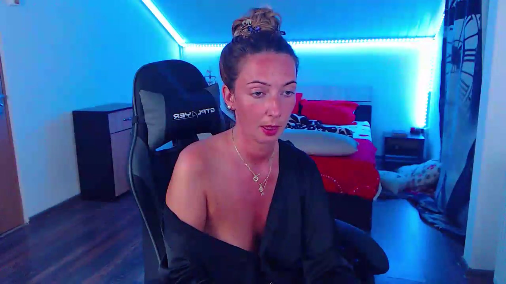 Gallery image thumbnail from SlimCurly's myfreecams stream on, 08/17/2026, 21:57 image 15 of 20