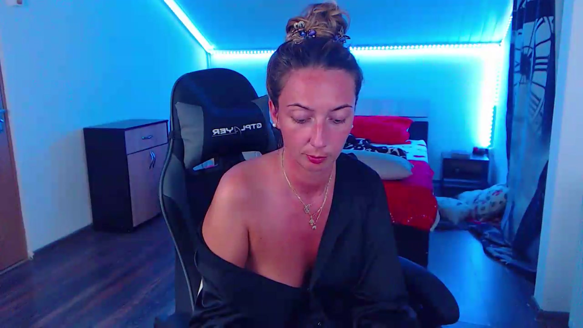 Gallery image thumbnail from SlimCurly's myfreecams stream on, 08/17/2026, 21:57 image 16 of 20