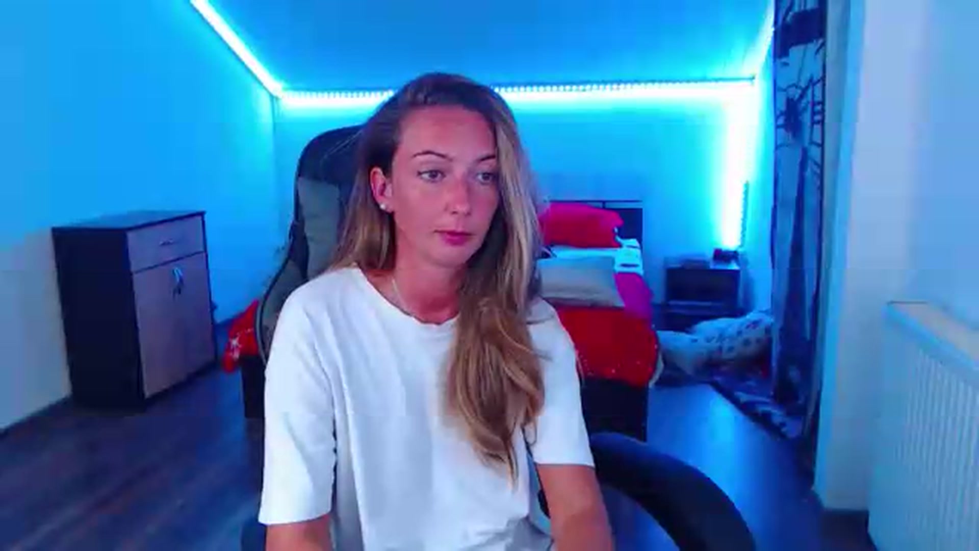 Gallery image thumbnail from SlimCurly's myfreecams stream on, 08/18/2026, 22:27 image 17 of 20