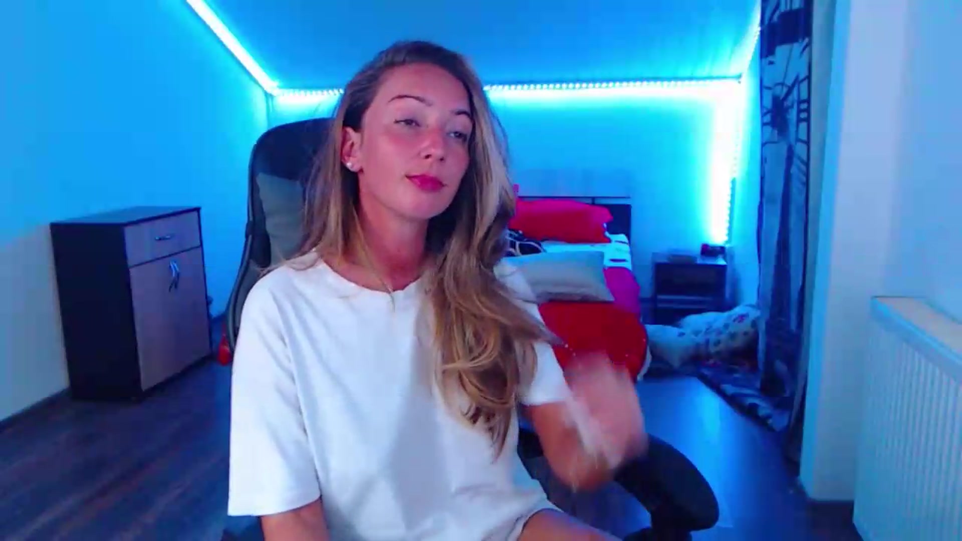 Gallery image thumbnail from SlimCurly's myfreecams stream on, 08/18/2026, 22:27 image 6 of 20