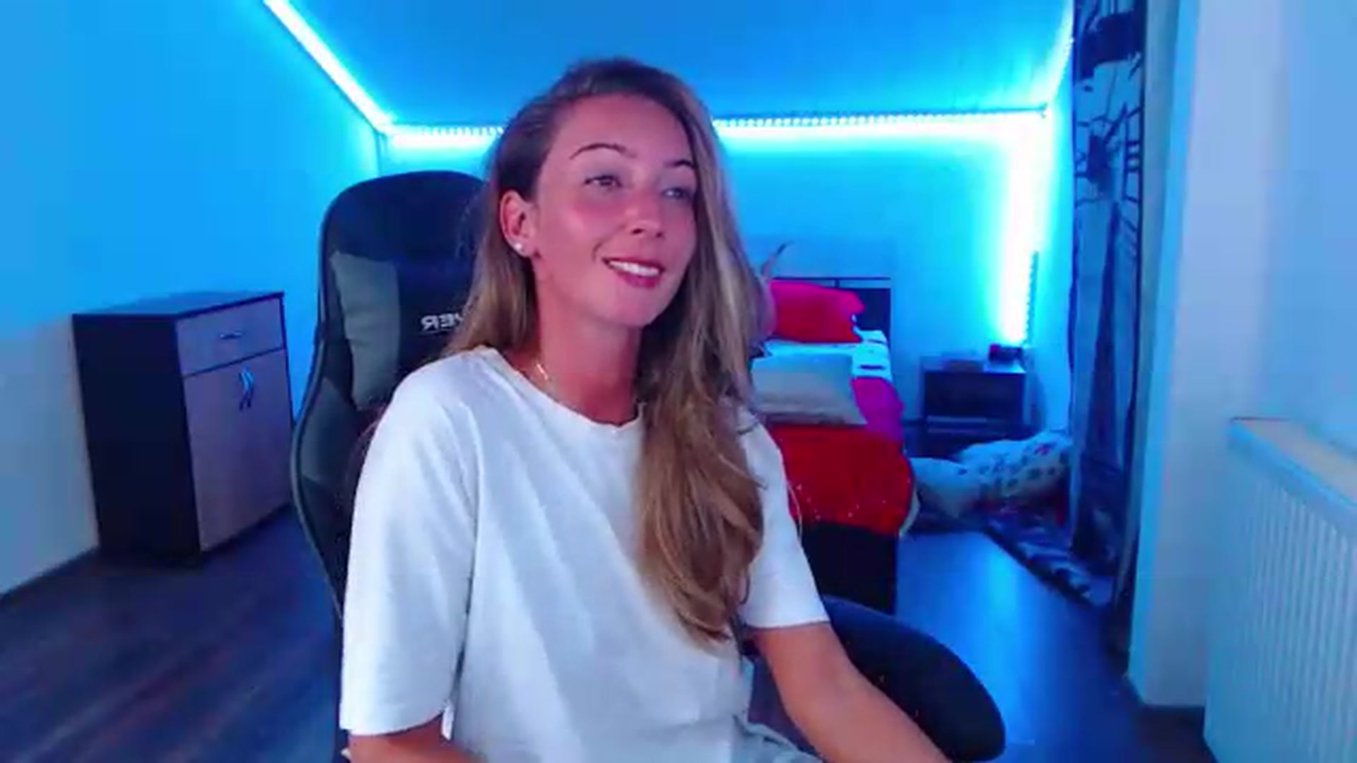 Gallery image thumbnail from SlimCurly's myfreecams stream on, 08/18/2026, 22:27 image 16 of 20