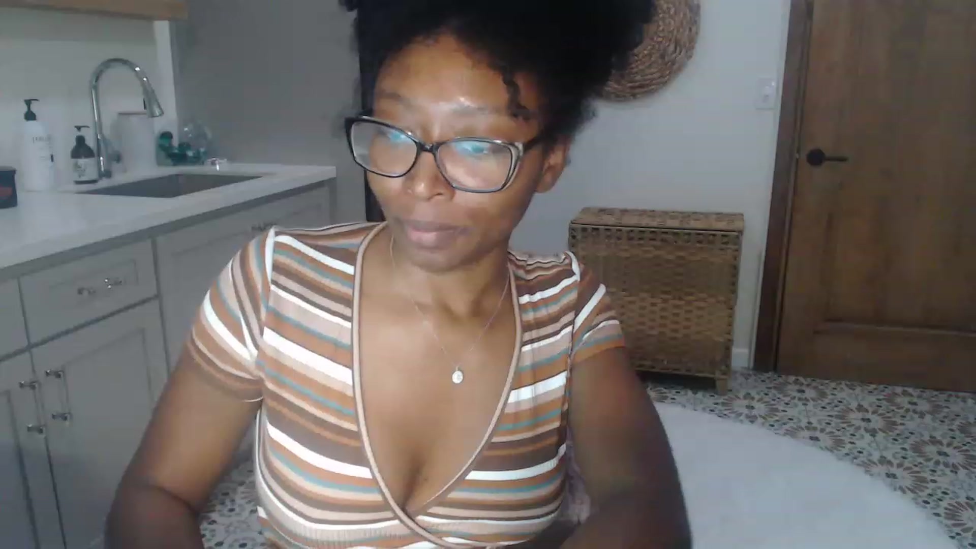 Gallery image thumbnail from SlipperyP_'s myfreecams stream on, 01/02/2023, 07:46 image 8 of 20