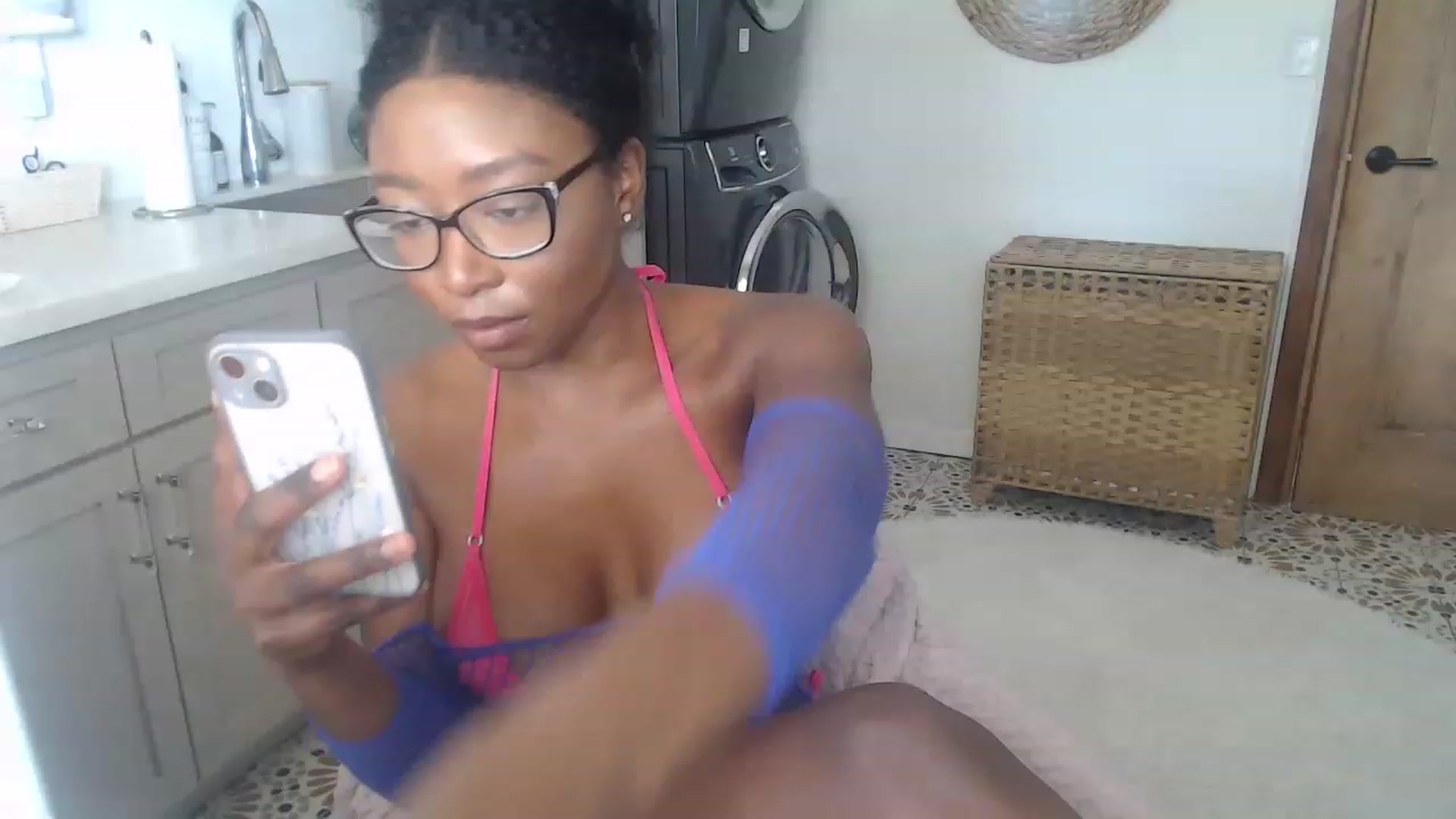 Gallery image thumbnail from SlipperyP_'s myfreecams stream on, 03/08/2023, 19:04 image 4 of 20