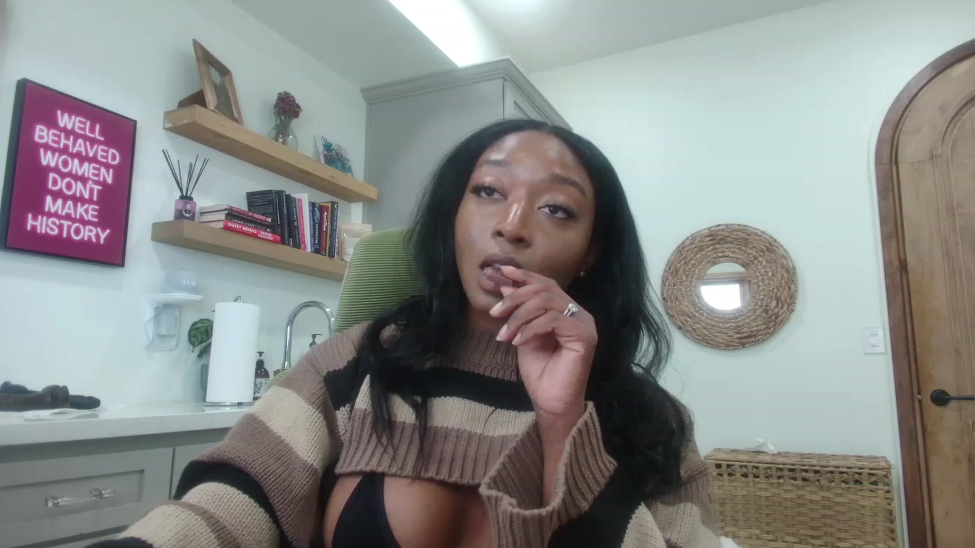 Gallery image thumbnail from SlipperyP_'s myfreecams stream on, 12/13/2023, 19:46 image 2 of 20