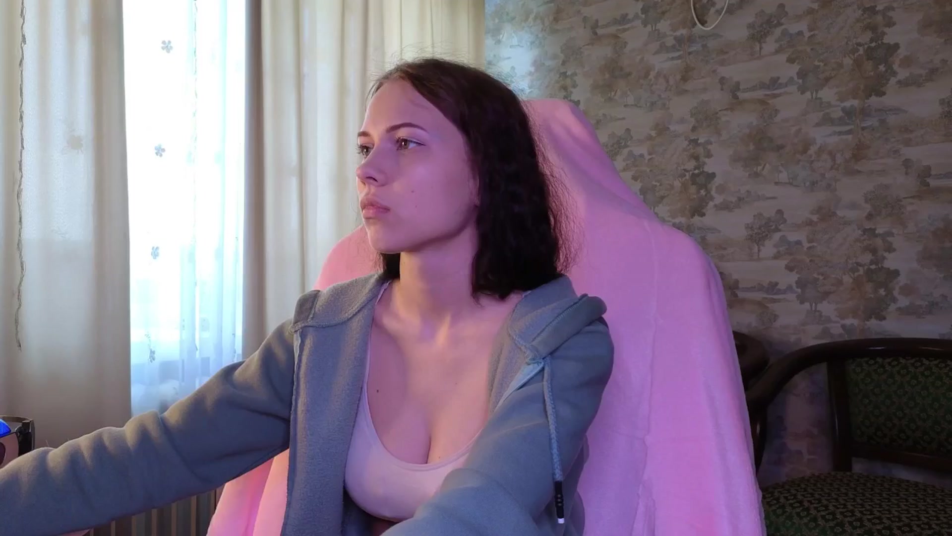 Gallery image thumbnail from Small_Emma0's myfreecams stream on, 05/07/2024, 10:40 image 10 of 20