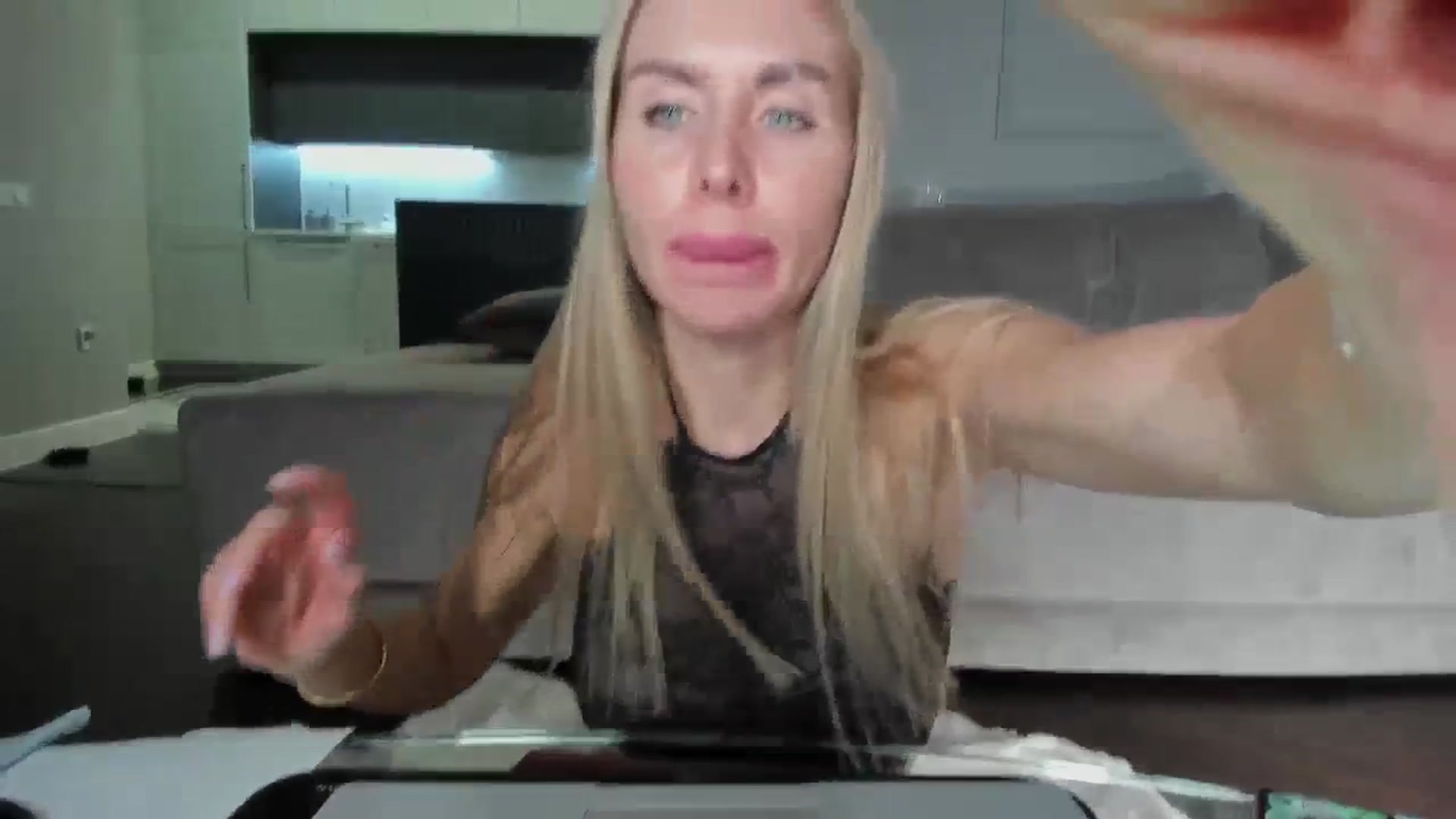 Gallery image thumbnail from Smart_Cat's myfreecams stream on, 03/31/2024, 24:37 image 17 of 20