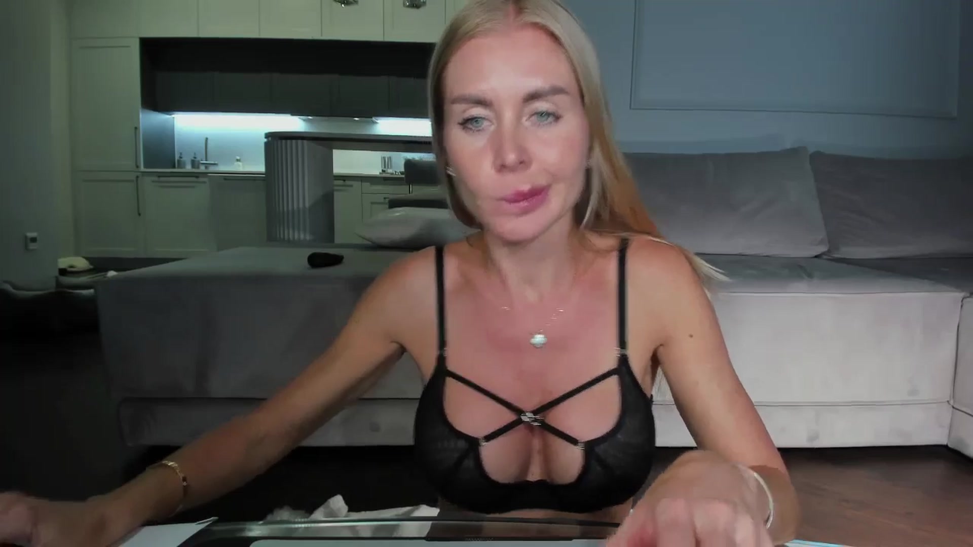 Gallery image thumbnail from Smart_Cat's myfreecams stream on, 08/08/2024, 24:03 image 12 of 20