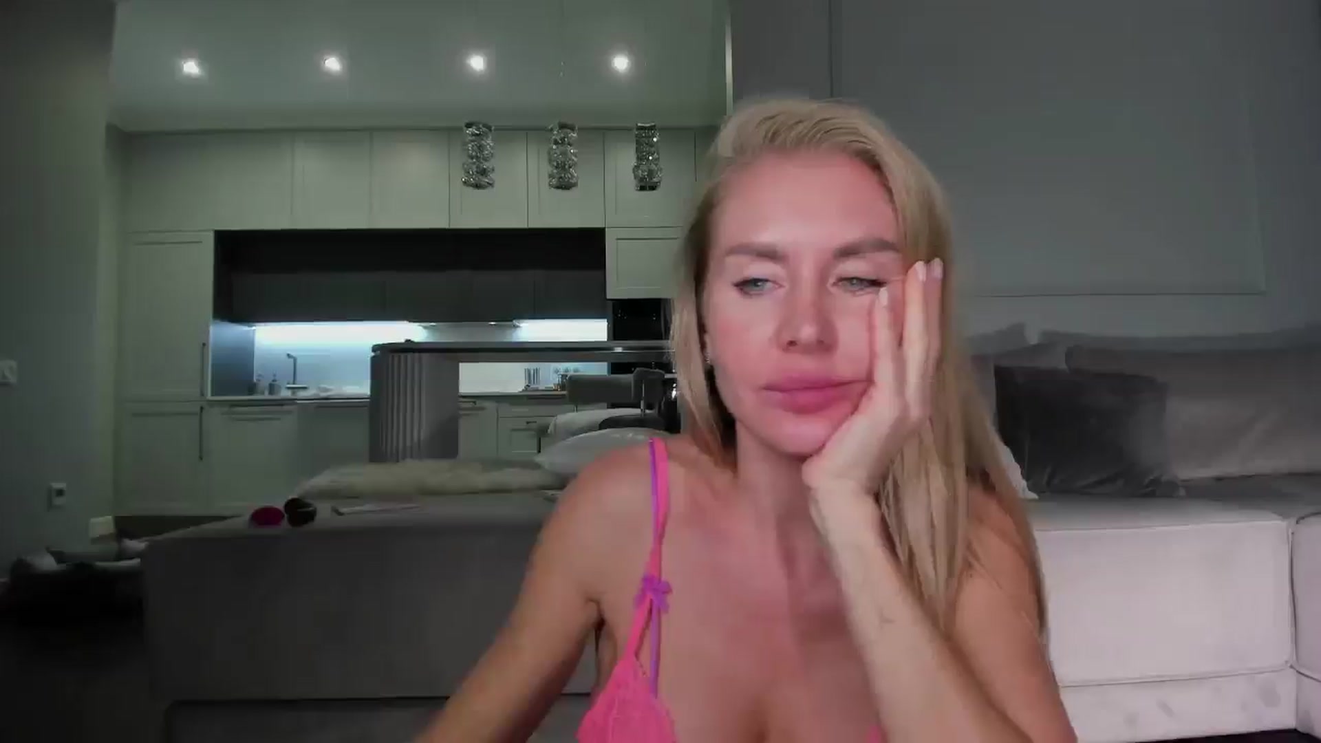 Gallery image thumbnail from Smart_Cat's myfreecams stream on, 11/26/2024, 03:37 image 19 of 20