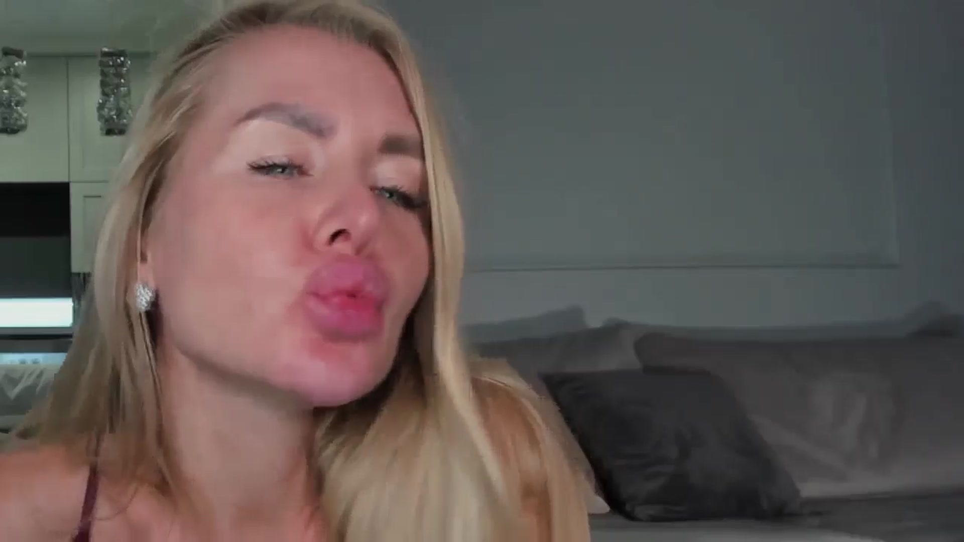 Gallery image thumbnail from Smart_Cat's myfreecams stream on, 11/30/2024, 02:43 image 15 of 20