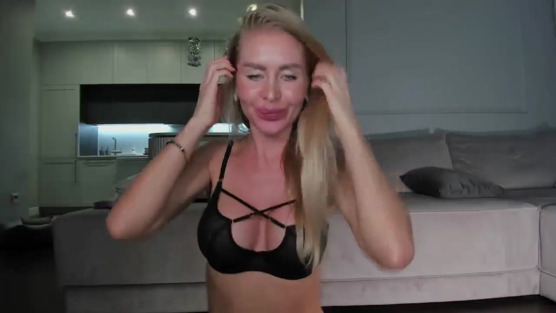 Gallery image thumbnail from Smart_Cat's myfreecams stream on, 12/16/2024, 03:01 image 2 of 20