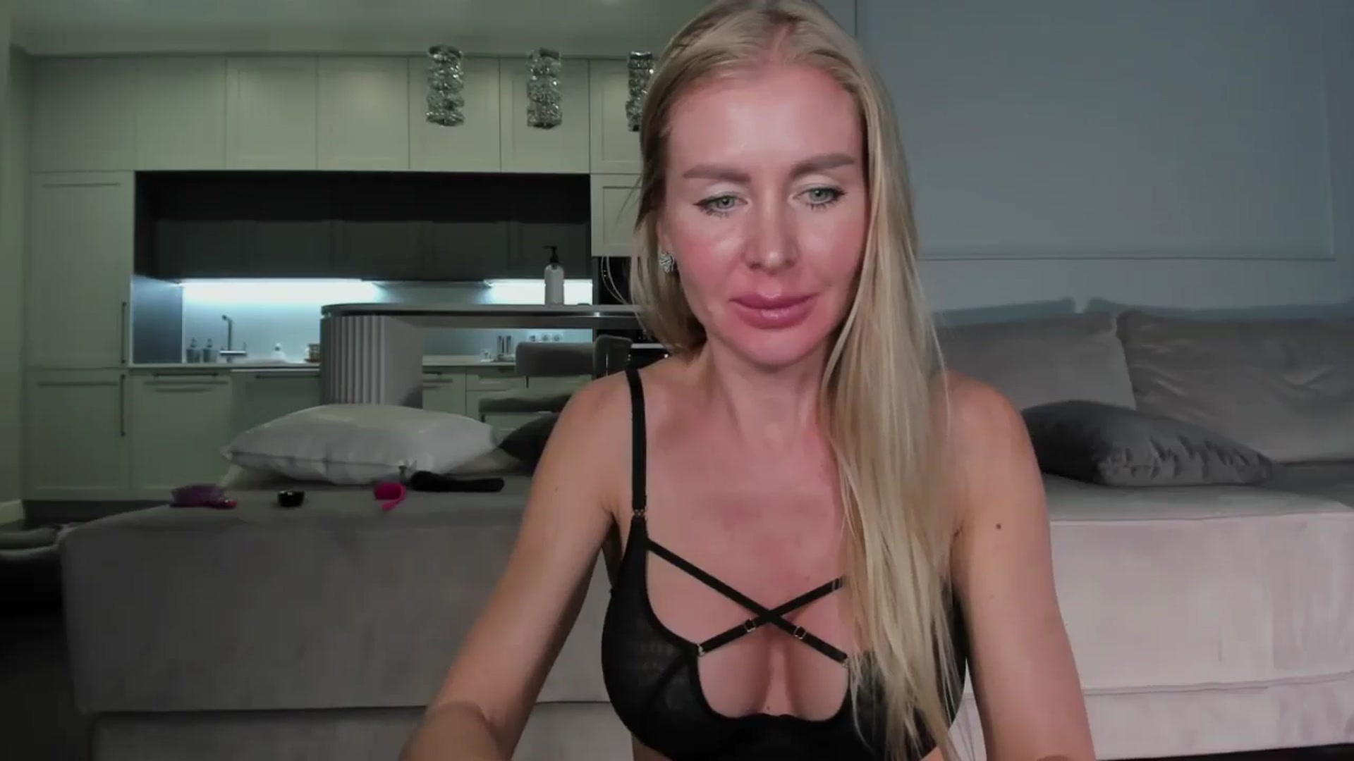 Gallery image thumbnail from Smart_Cat's myfreecams stream on, 12/16/2024, 03:01 image 18 of 20