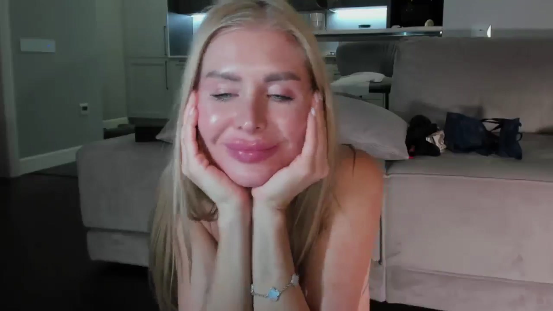 Gallery image thumbnail from Smart_Cat's myfreecams stream on, 04/05/2026, 03:12 image 15 of 20