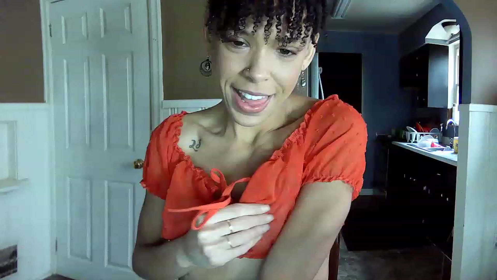 Gallery image thumbnail from SmileyAngel44's myfreecams stream on, 12/02/2022, 15:00 image 8 of 20