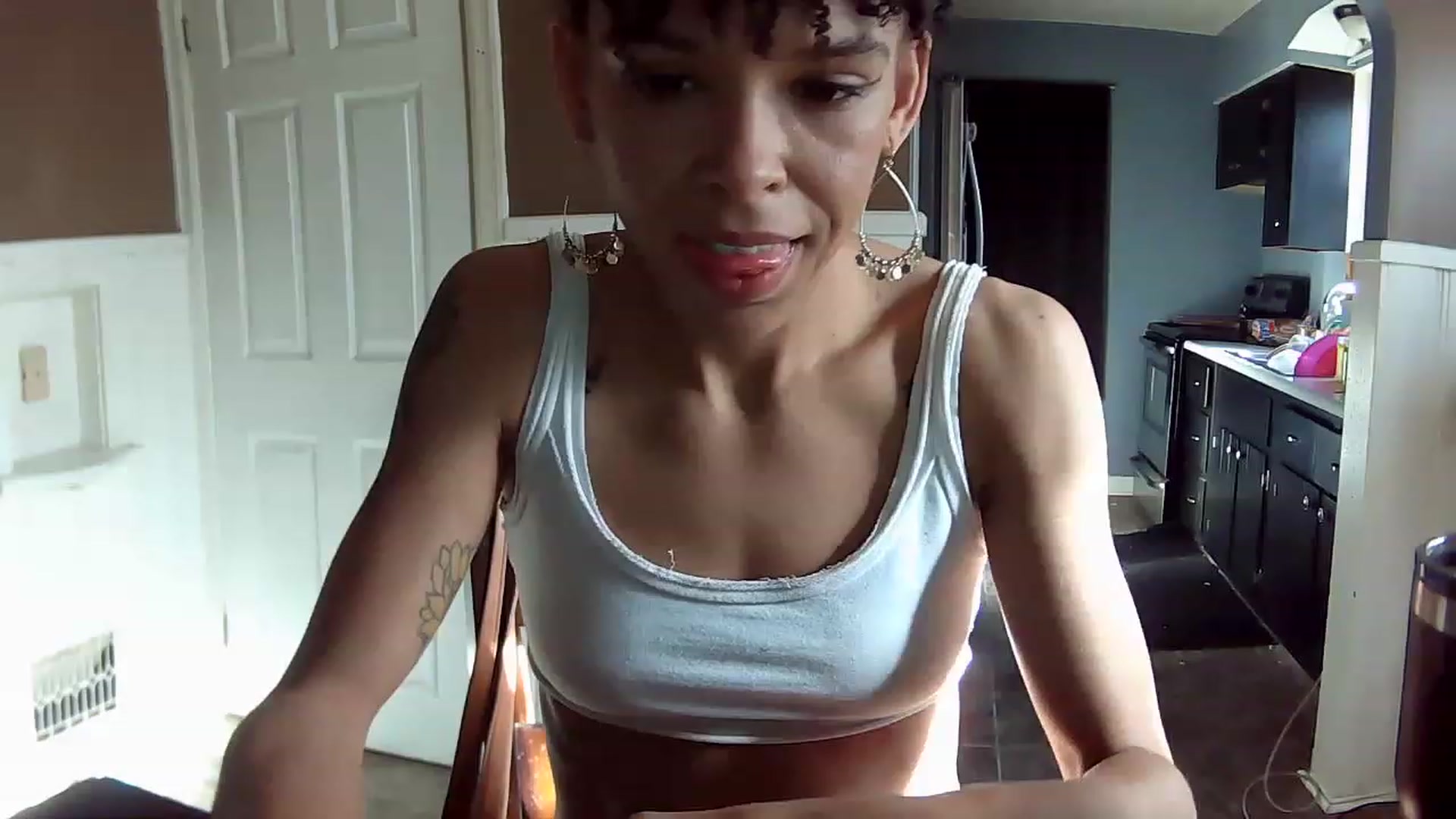 Gallery image thumbnail from SmileyAngel44's myfreecams stream on, 12/04/2022, 18:41 image 12 of 20