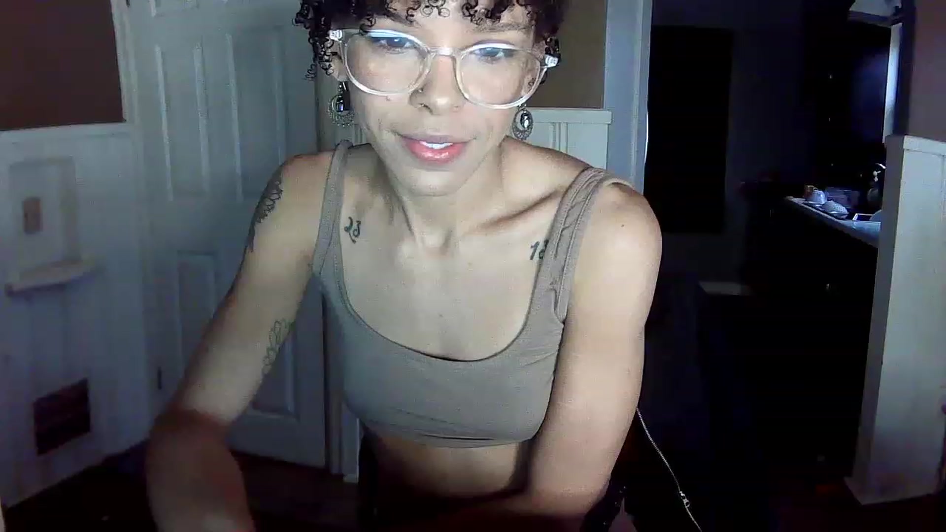 Gallery image thumbnail from SmileyAngel44's myfreecams stream on, 12/06/2022, 14:04 image 7 of 20
