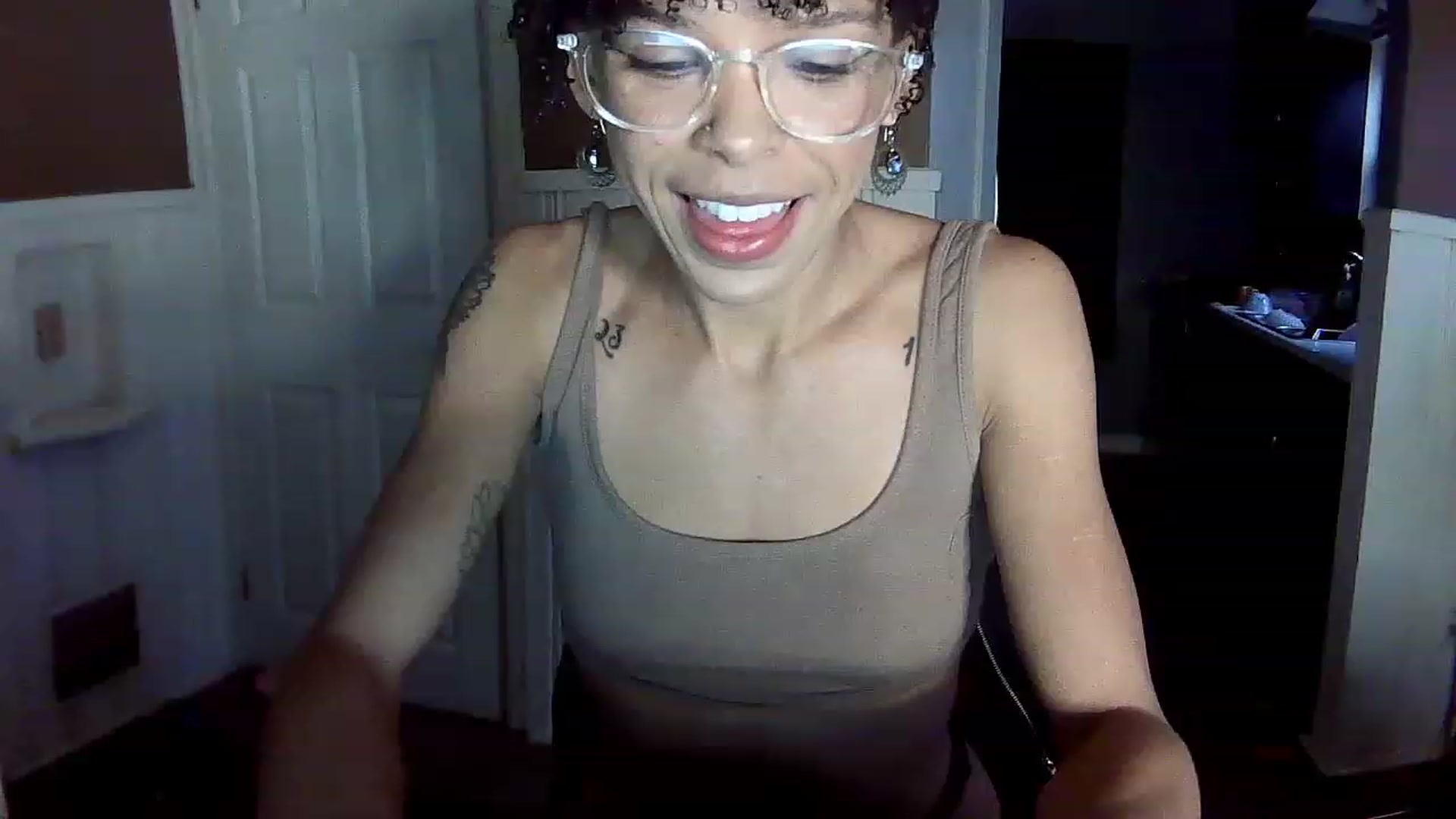 Gallery image thumbnail from SmileyAngel44's myfreecams stream on, 12/06/2022, 14:04 image 1 of 20