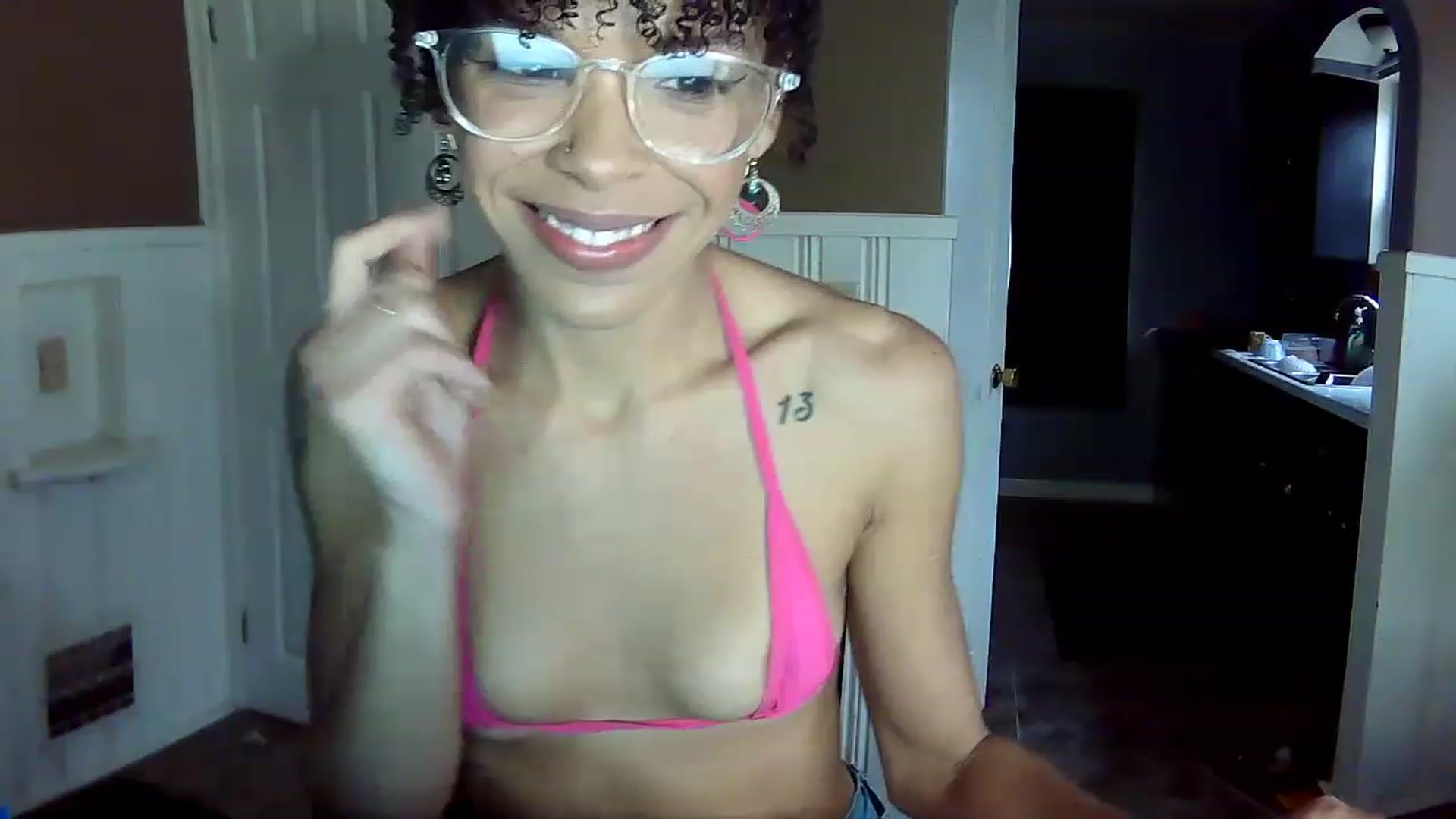 Gallery image thumbnail from SmileyAngel44's myfreecams stream on, 12/06/2022, 14:29 image 17 of 20