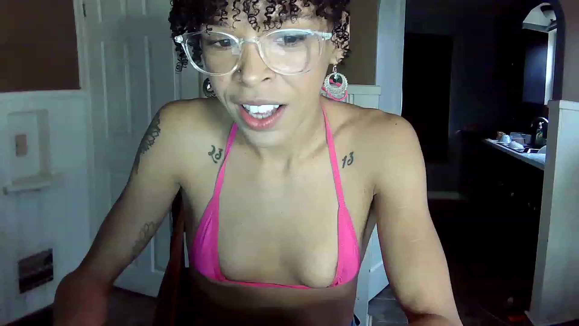 Gallery image thumbnail from SmileyAngel44's myfreecams stream on, 12/06/2022, 14:29 image 10 of 20