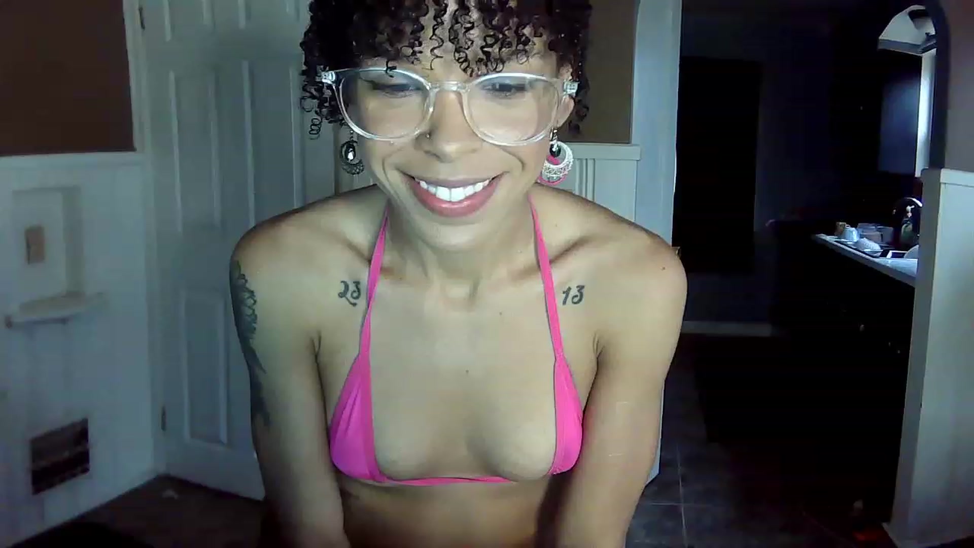 Gallery image thumbnail from SmileyAngel44's myfreecams stream on, 12/06/2022, 14:29 image 1 of 20