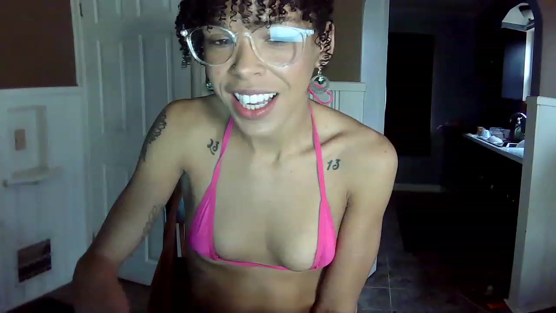 Gallery image thumbnail from SmileyAngel44's myfreecams stream on, 12/06/2022, 14:29 image 7 of 20