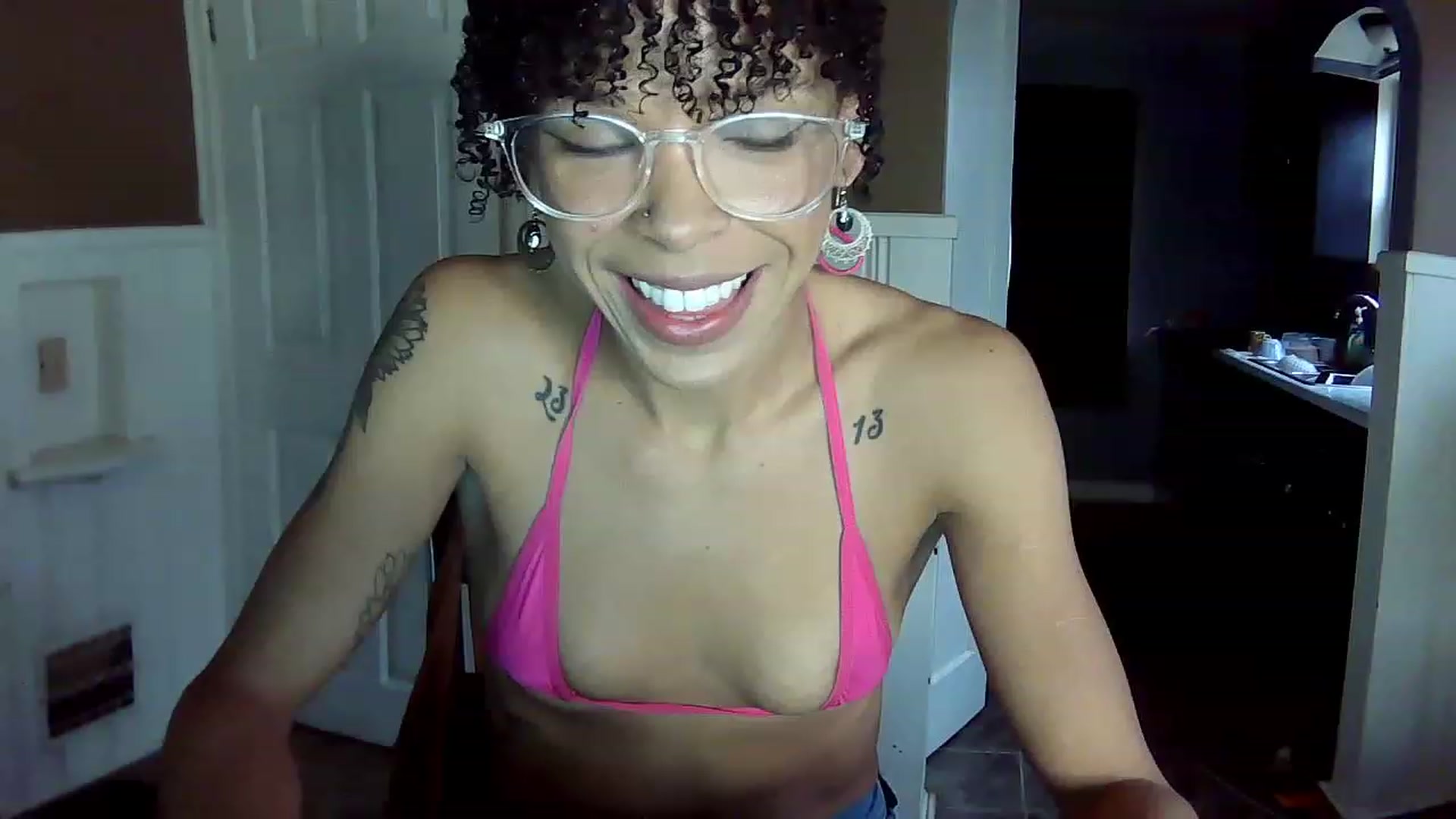 Gallery image thumbnail from SmileyAngel44's myfreecams stream on, 12/06/2022, 14:29 image 2 of 20