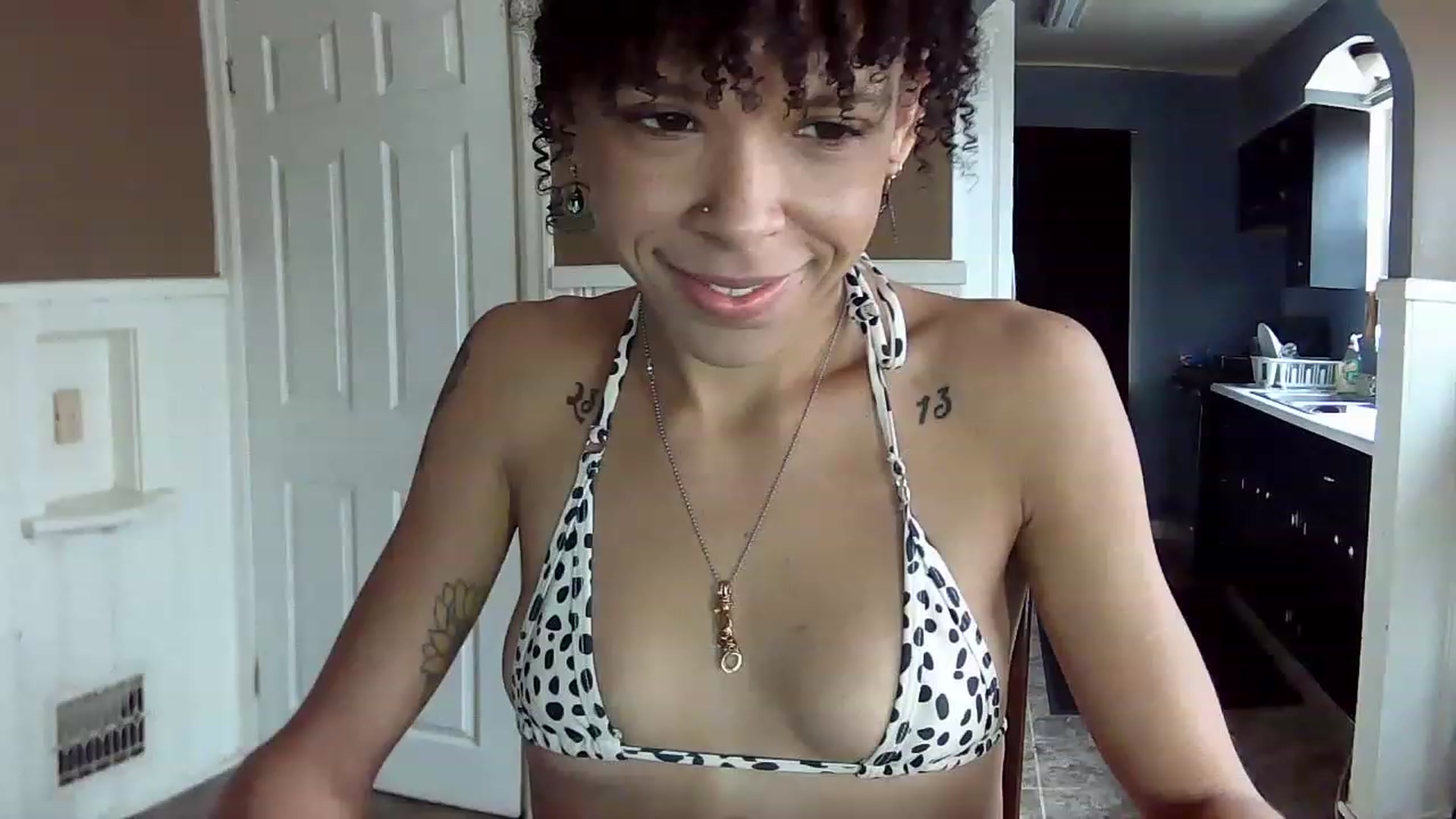 Gallery image thumbnail from SmileyAngel44's myfreecams stream on, 12/12/2022, 15:49 image 9 of 20
