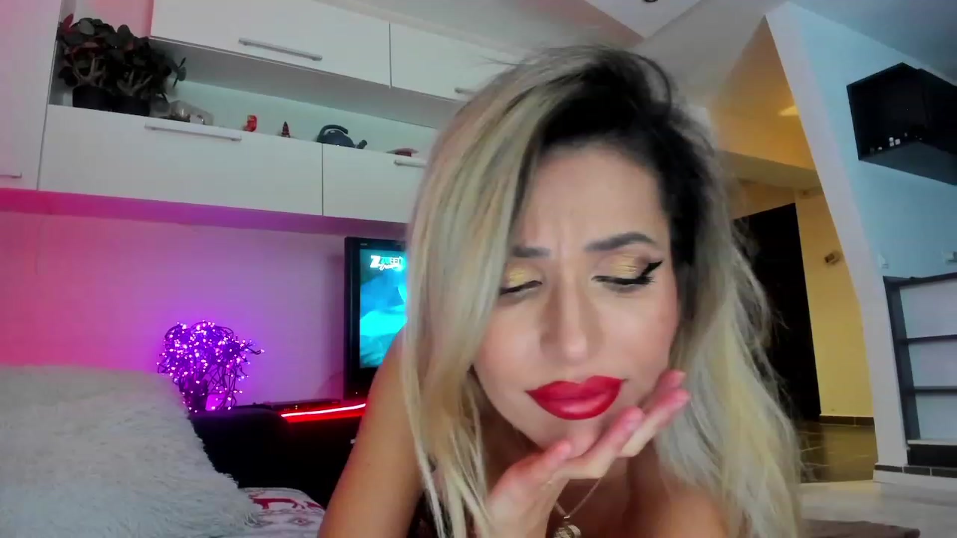 Gallery image thumbnail from SmileyNewYear's myfreecams stream on, 12/30/2023, 24:04 image 9 of 20