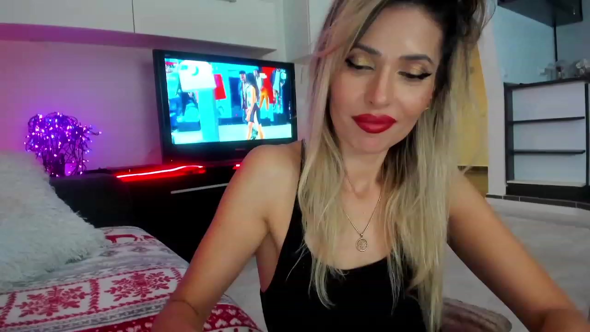 Gallery image thumbnail from SmileyNewYear's myfreecams stream on, 12/30/2023, 02:04 image 18 of 20