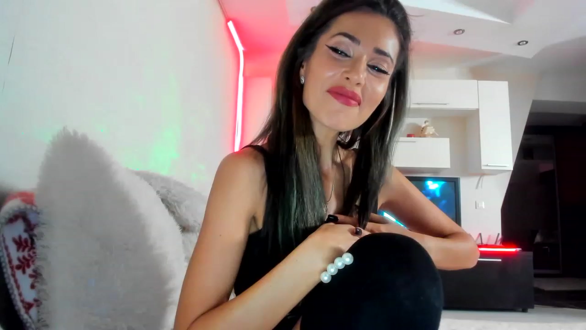 Gallery image thumbnail from SmileyTinaa's myfreecams stream on, 12/07/2022, 24:25 image 2 of 20