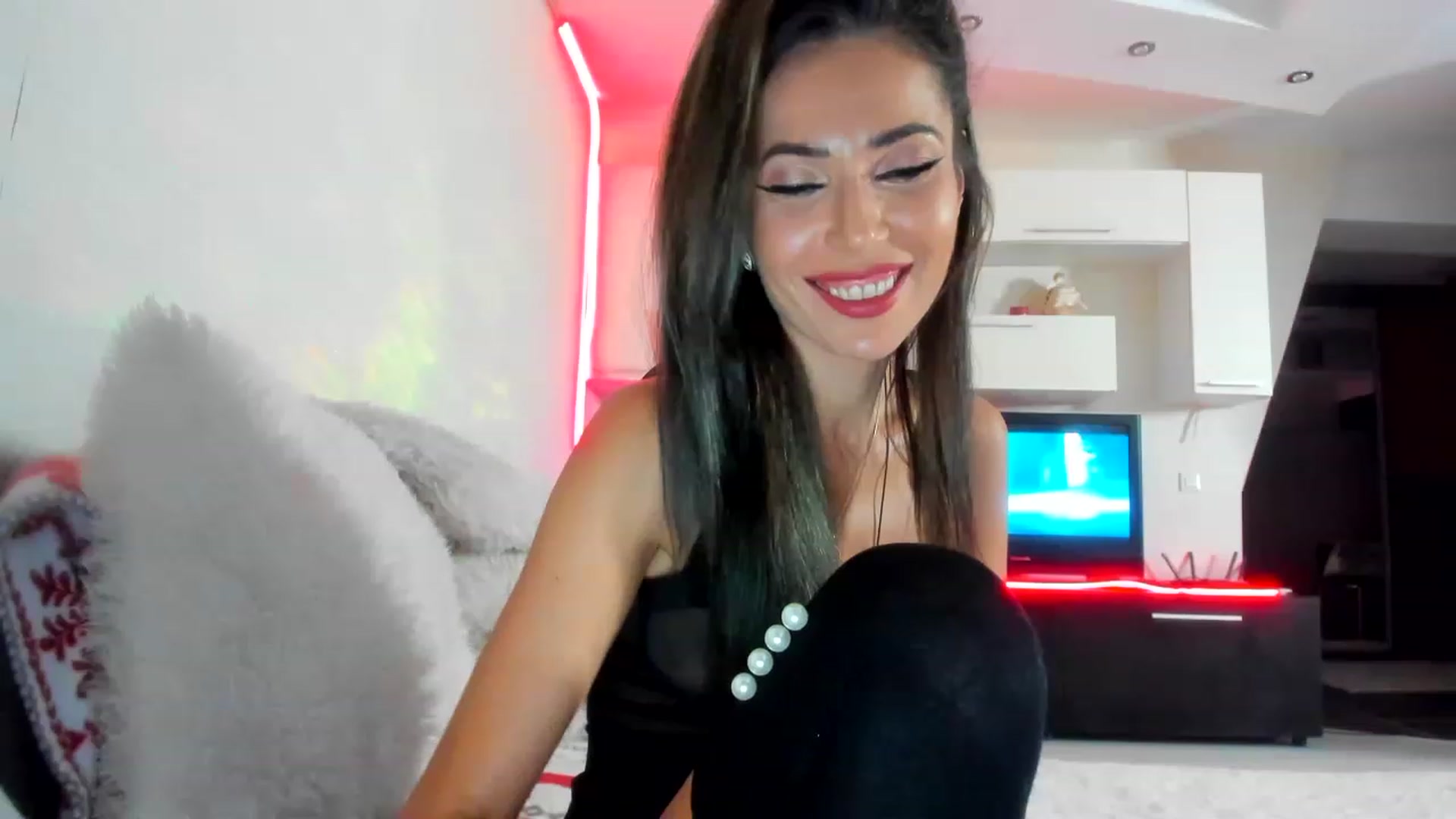 Gallery image thumbnail from SmileyTinaa's myfreecams stream on, 12/07/2022, 24:25 image 6 of 20