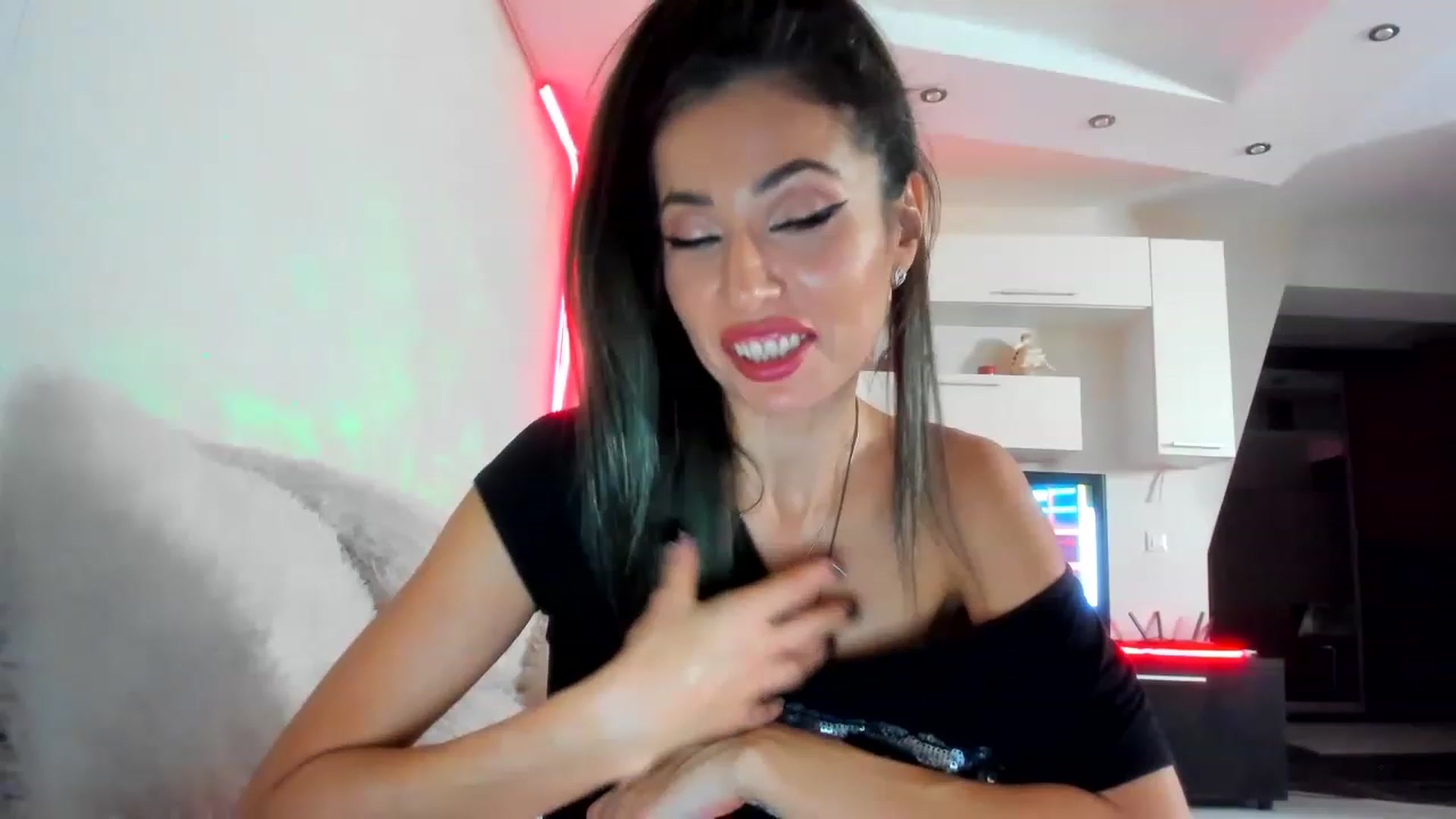 Gallery image thumbnail from SmileyTinaa's myfreecams stream on, 12/07/2022, 02:04 image 6 of 20
